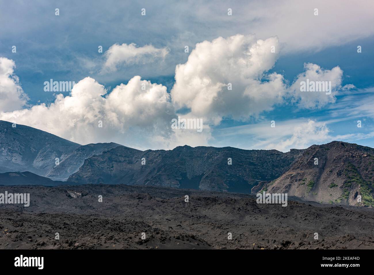 Ein Blick auf die weite und trostlose Lavalandschaft des Valle del Bove auf dem Ätna, Sizilien, mit den hohen Klippen der Serra delle Concazze dahinter Stockfoto