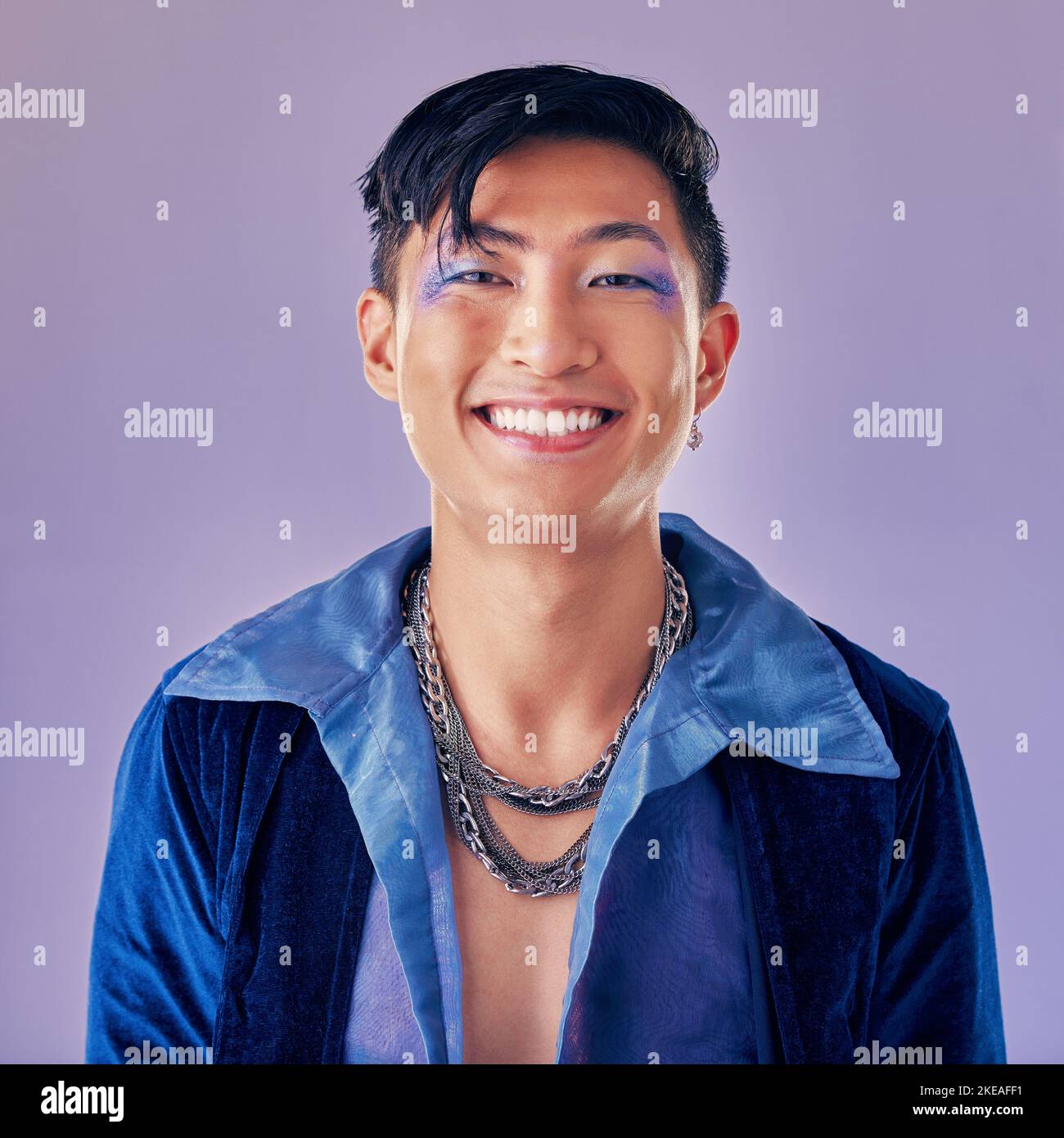 Schönheit, Make-up und Mann im Studio für Hautpflege, Luxus und kreative, Ausdruck und Mode lila Hintergrund mockup. Porträt, asiatischer Mann und lgbt Stockfoto