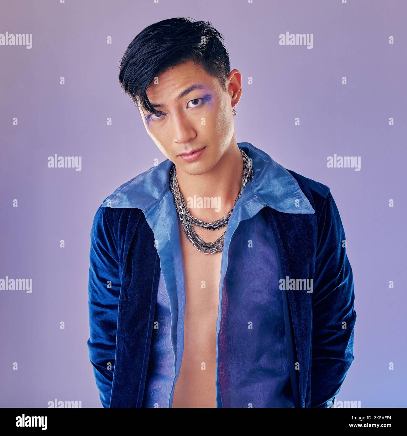 Cyberpunk, Make-up und asiatischer Mann mit Mode für Rock, Metal Identität und futuristische Kleidung. Freiheit, Kosmetik und Porträt eines jungen kreativen Rock Stockfoto