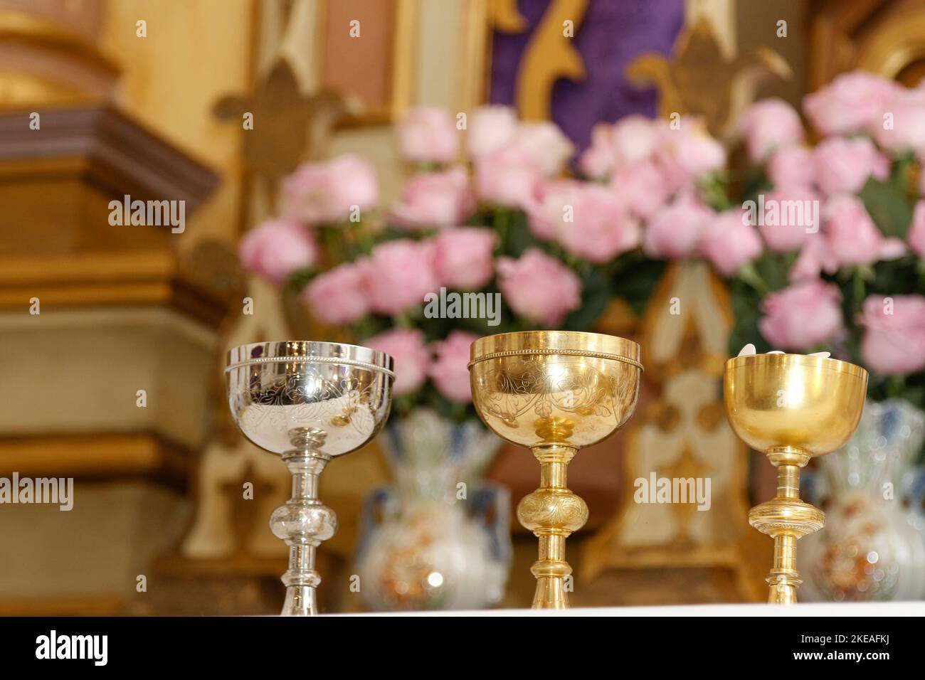 Kelch und Ambula auf dem Altar, Moment der heiligen Messe - Weihe von Brot und Wein im Leib und Blut Jesu - Heilige Hostie, liturgische obj Stockfoto