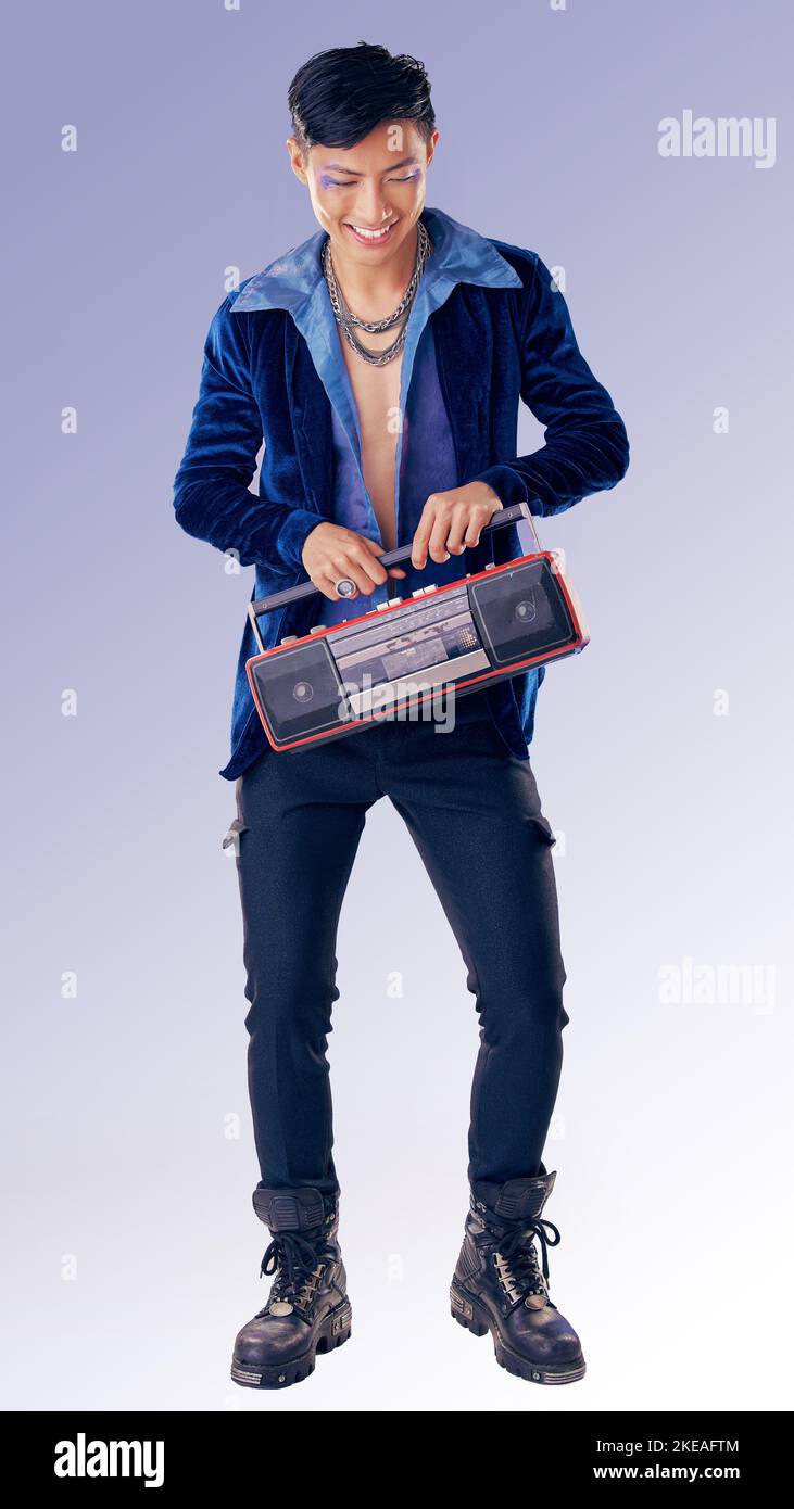 Mode, Make-up und Radio mit einem lgbt-Mann-Modell im Studio auf einem lila Hintergrund für Homosexuell Stolz oder Musik. Style, trendy und Transgender mit einem Stockfoto