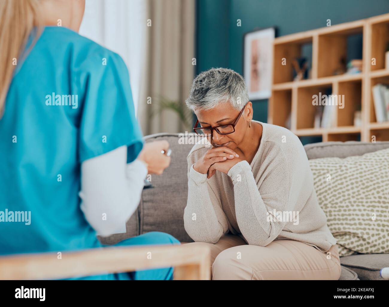 Reden, Gesundheitswesen und Krankenschwester mit trauriger alter Frau zu Hause, auf dem Sofa sitzend und nach den Nachrichten über Krebs verärgert. Medizinische Versorgung, Krankheit und ältere Frau mit Stockfoto Reden, Gesundheitswesen und Krankenschwester mit trauriger alter Frau zu Hause, auf dem Sofa sitzend und nach den Nachrichten über Krebs verärgert. Medizinische Versorgung, Krankheit und ältere Frau mit Stockfoto