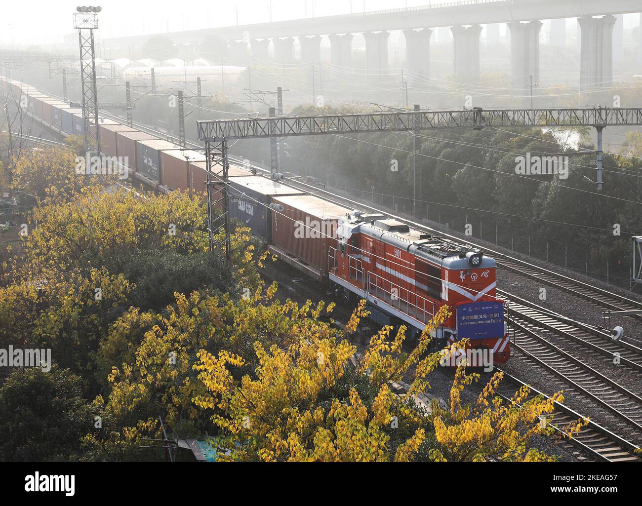 Peking, China. 13. Dez 2021. Dieses Foto vom 13. Dezember 2021 zeigt einen internationalen Güterzug, der auf der China-Laos Railway (Yiwu - Vientiane) von Yiwu West Railway Station in Yiwu, der ostchinesischen Provinz Zhejiang, abfährt. Quelle: Gong Xianming/Xinhua/Alamy Live News Stockfoto