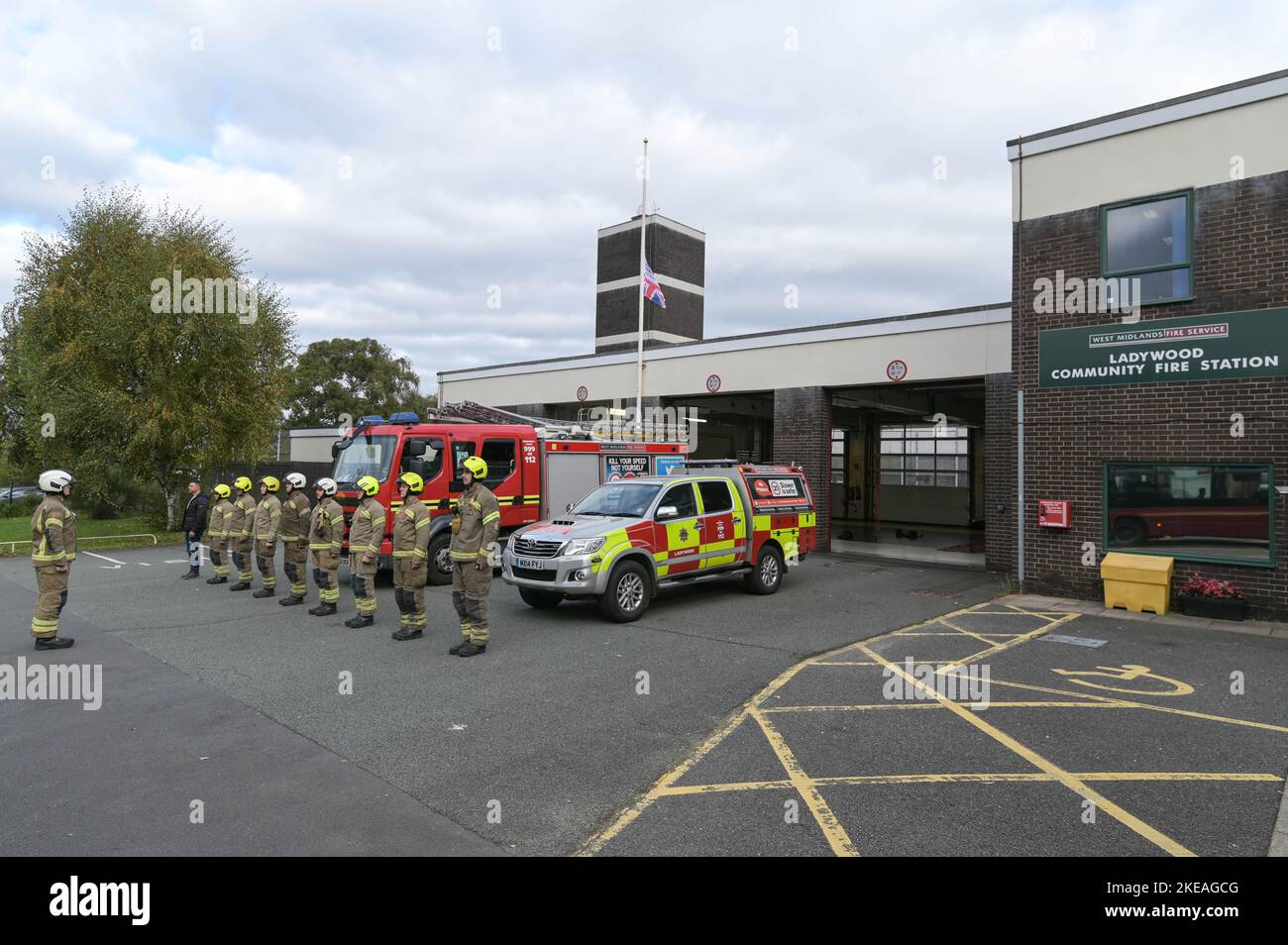 Icknield Port Road, Birmingham, 11. November 2022. - Die Feuerwehrleute der West Midlands in der Ladywood Community Fire Station in Birmingham stehen in Schlange und beobachten die 2-minütige Stille um 11 Uhr morgens, um an die Gefallenen am 11. November, dem Tag des Waffenstillstands, zu erinnern. Bild von: Stop Press Media / Alamy Live News Stockfoto
