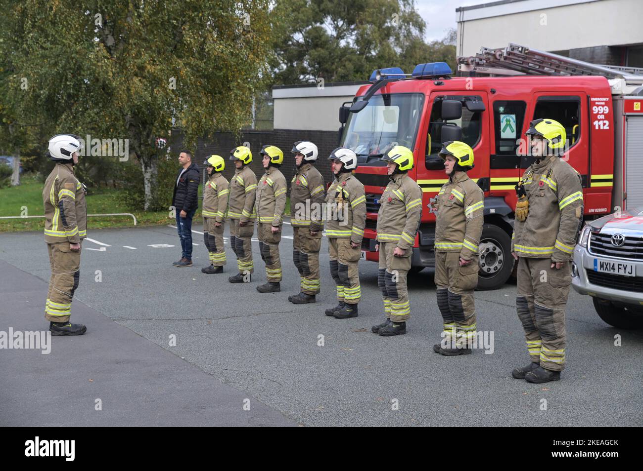 Icknield Port Road, Birmingham, 11. November 2022. - Die Feuerwehrleute der West Midlands in der Ladywood Community Fire Station in Birmingham stehen in Schlange und beobachten die 2-minütige Stille um 11 Uhr morgens, um an die Gefallenen am 11. November, dem Tag des Waffenstillstands, zu erinnern. Bild von: Stop Press Media / Alamy Live News Stockfoto