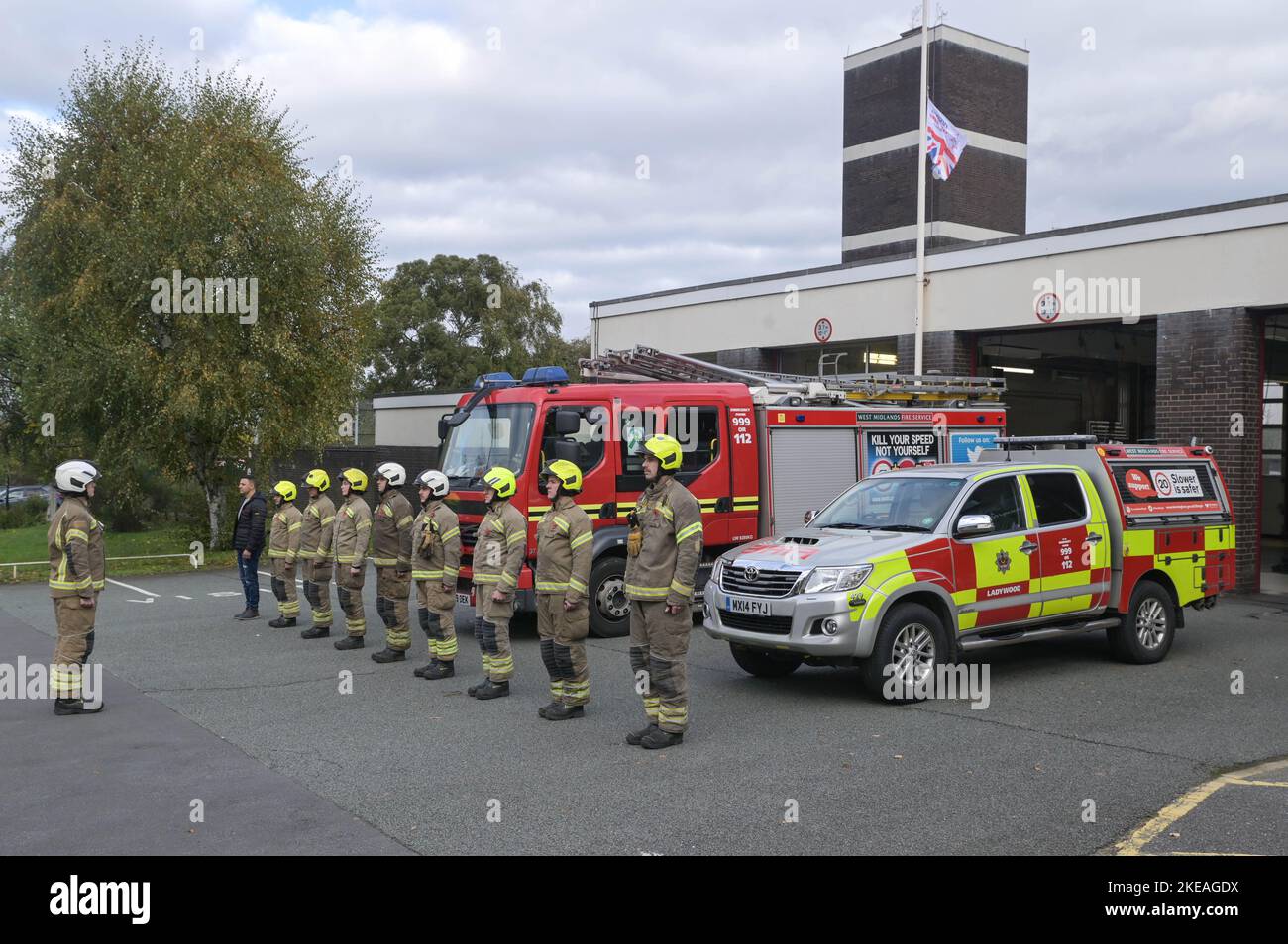 Icknield Port Road, Birmingham, 11. November 2022. - Die Feuerwehrleute der West Midlands in der Ladywood Community Fire Station in Birmingham stehen in Schlange und beobachten die 2-minütige Stille um 11 Uhr morgens, um an die Gefallenen am 11. November, dem Tag des Waffenstillstands, zu erinnern. Bild von: Stop Press Media / Alamy Live News Stockfoto