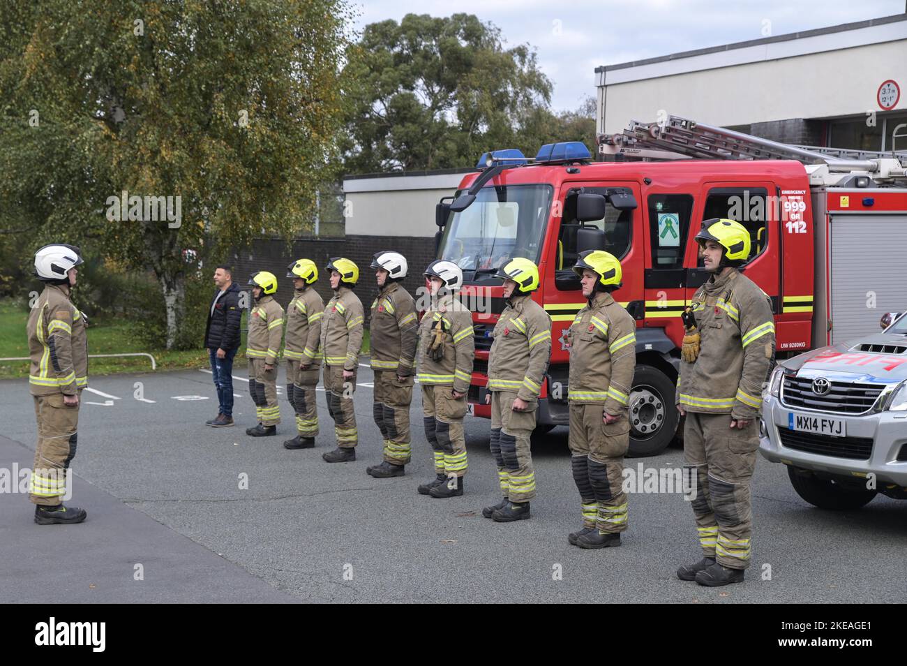 Icknield Port Road, Birmingham, 11. November 2022. - Die Feuerwehrleute der West Midlands in der Ladywood Community Fire Station in Birmingham stehen in Schlange und beobachten die 2-minütige Stille um 11 Uhr morgens, um an die Gefallenen am 11. November, dem Tag des Waffenstillstands, zu erinnern. Bild von: Stop Press Media / Alamy Live News Stockfoto