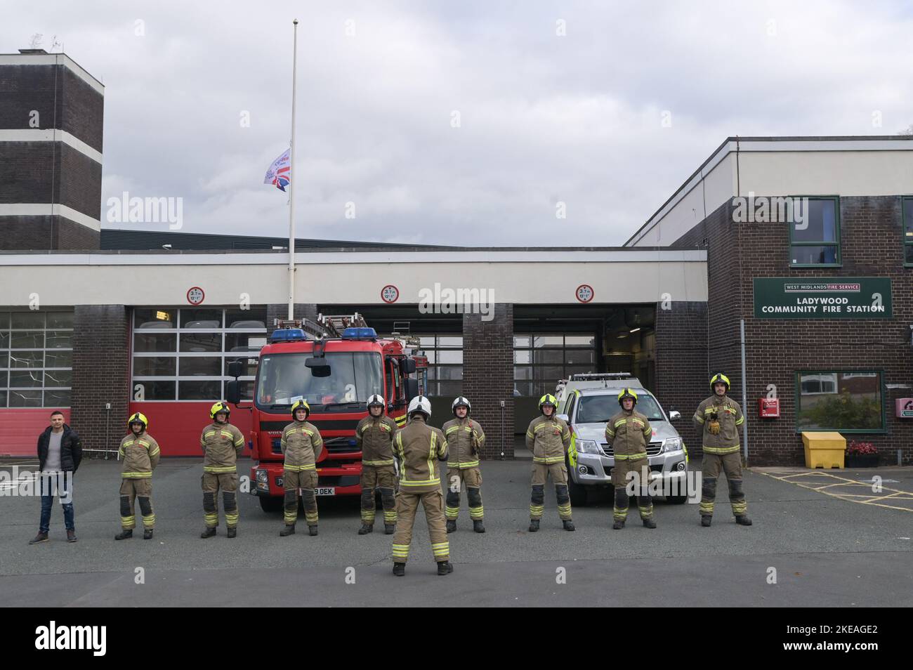 Icknield Port Road, Birmingham, 11. November 2022. - Die Feuerwehrleute der West Midlands in der Ladywood Community Fire Station in Birmingham stehen in Schlange und beobachten die 2-minütige Stille um 11 Uhr morgens, um an die Gefallenen am 11. November, dem Tag des Waffenstillstands, zu erinnern. Bild von: Stop Press Media / Alamy Live News Stockfoto
