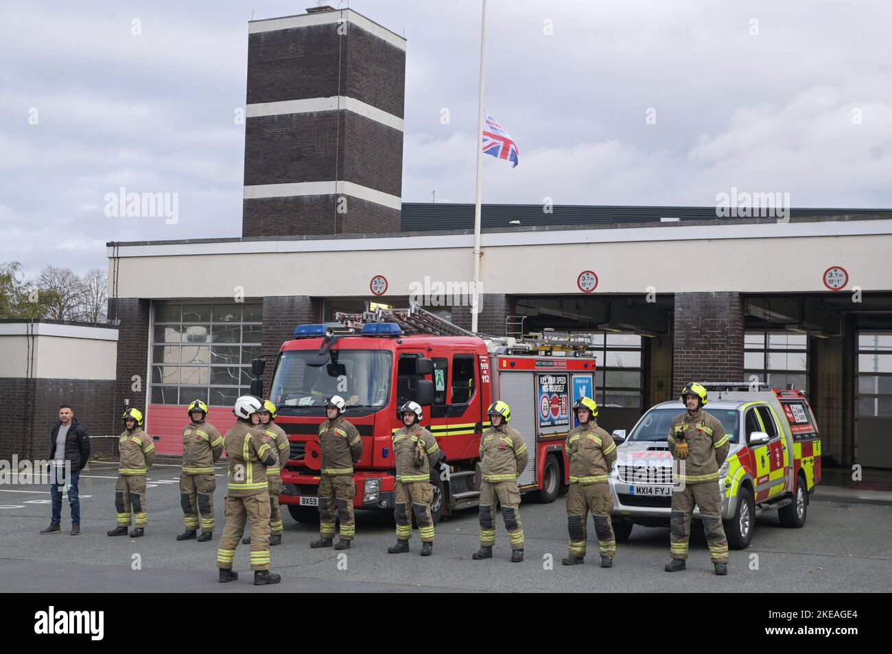 Icknield Port Road, Birmingham, 11. November 2022. - Die Feuerwehrleute der West Midlands in der Ladywood Community Fire Station in Birmingham stehen in Schlange und beobachten die 2-minütige Stille um 11 Uhr morgens, um an die Gefallenen am 11. November, dem Tag des Waffenstillstands, zu erinnern. Bild von: Stop Press Media / Alamy Live News Stockfoto