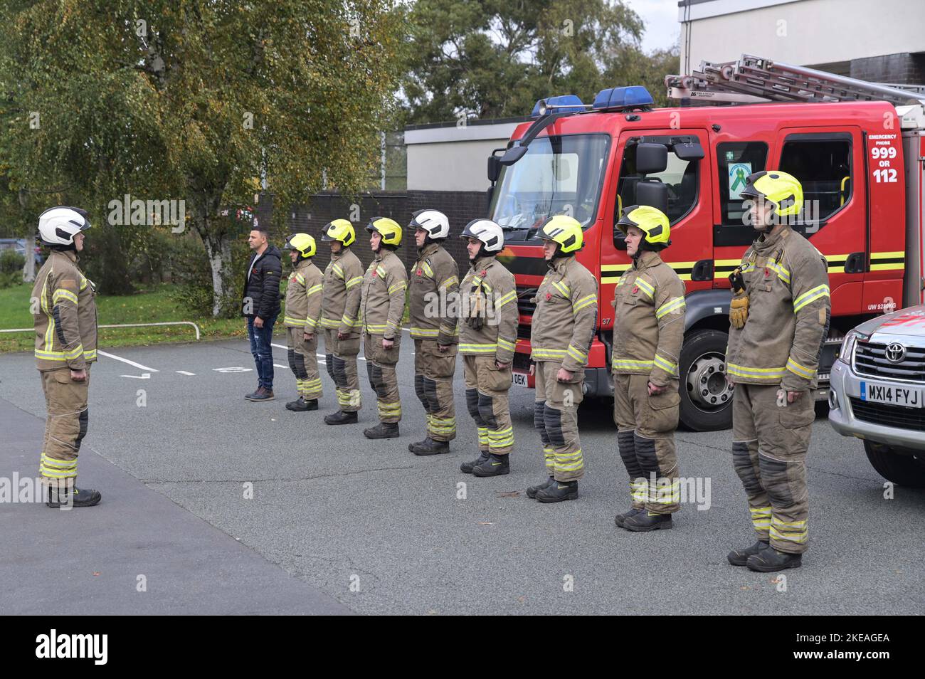 Icknield Port Road, Birmingham, 11. November 2022. - Die Feuerwehrleute der West Midlands in der Ladywood Community Fire Station in Birmingham stehen in Schlange und beobachten die 2-minütige Stille um 11 Uhr morgens, um an die Gefallenen am 11. November, dem Tag des Waffenstillstands, zu erinnern. Bild von: Stop Press Media / Alamy Live News Stockfoto