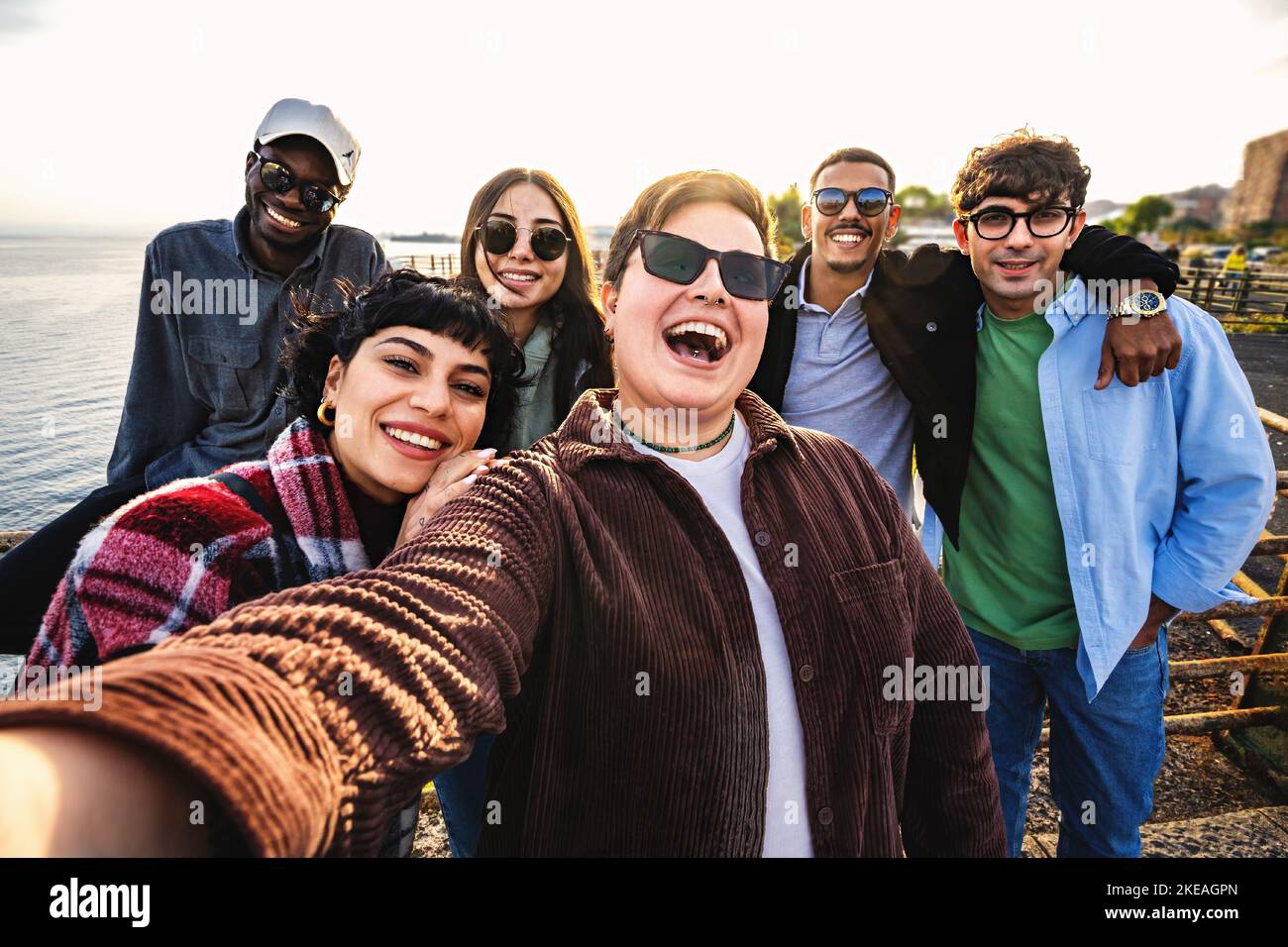 Gruppe von glücklichen multiethnischen Freunden Moment am Meer - glücklich vielfältige Gruppe von Freunden genießen einen schönen sonnigen Tag unter Smartphone-Portrait Selfies ein Stockfoto