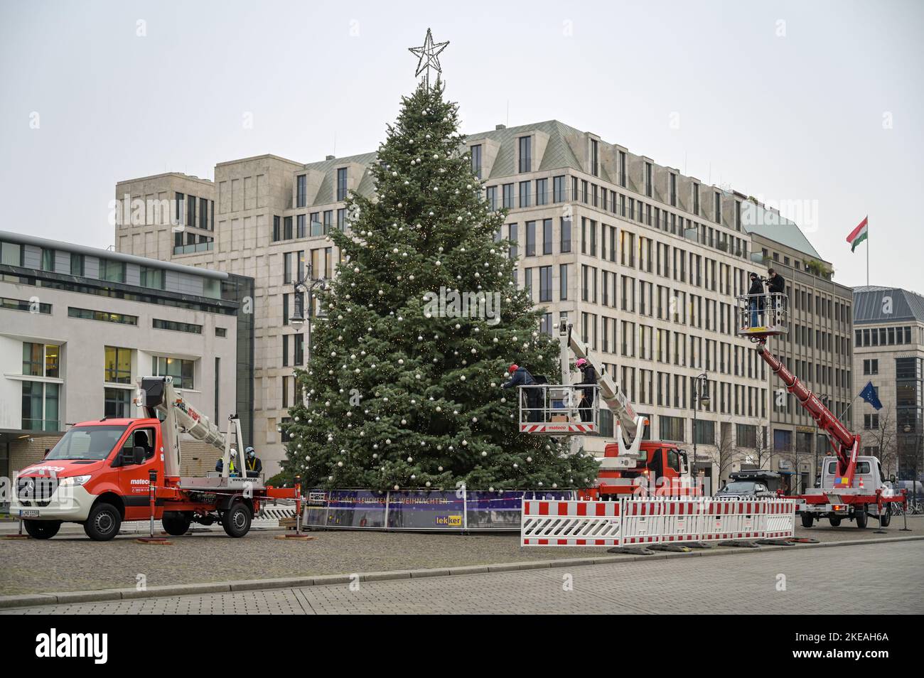 Weihnachtsbaum auf dem Pariser Platz in Berlin vor dem Brandenburger Tor Stockfoto