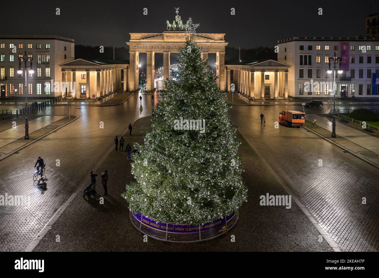 Weihnachtsbaum auf dem Pariser Platz in Berlin vor dem Brandenburger Tor Stockfoto