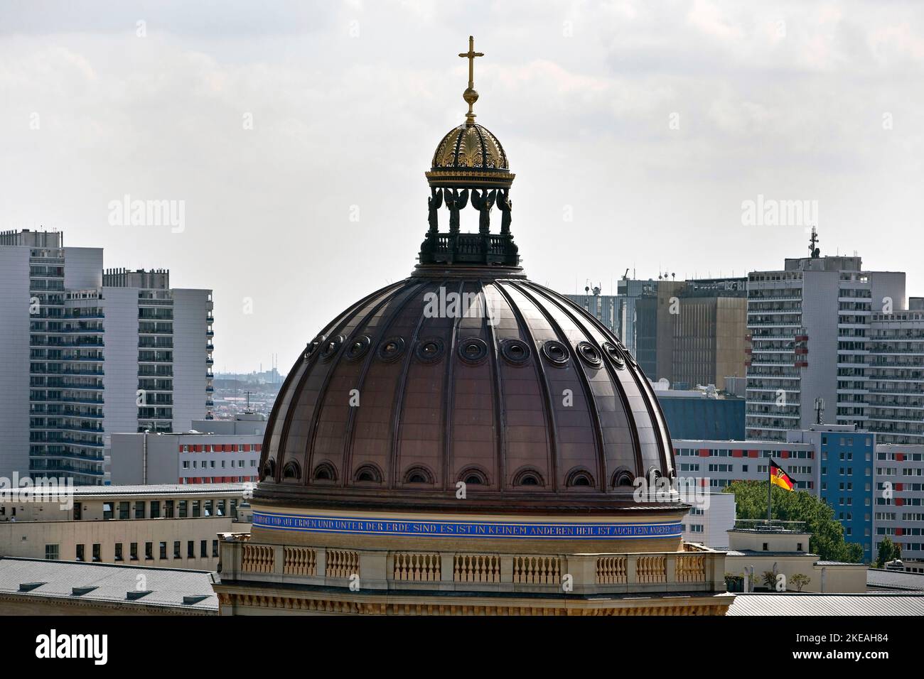 Kuppel des Humboldt Forums und Wolkenkratzer über den Dächern der Stadt, Deutschland, Berlin Stockfoto