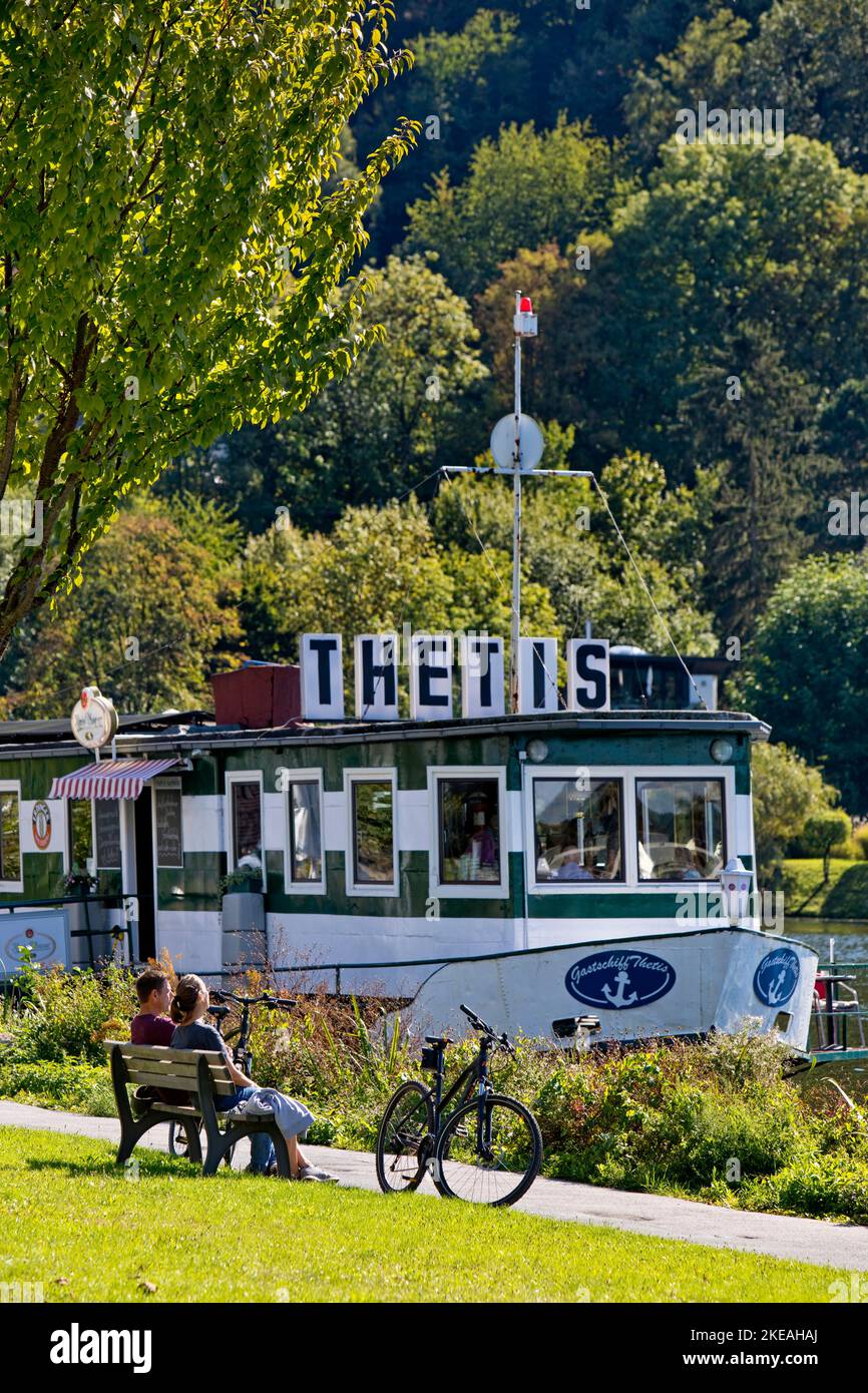Restaurant-Schiff Thetis auf dem Stausee auf dem Ruhrtal-Radweg, Kettwig, Deutschland, Nordrhein-Westfalen, Ruhrgebiet, Essen Stockfoto
