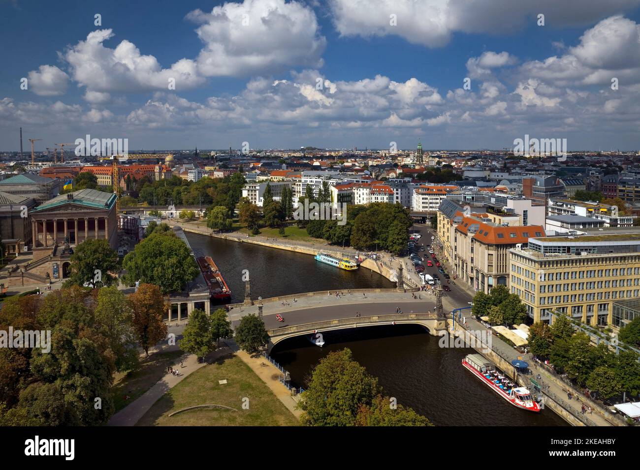 Erhöhter Blick vom Berliner Dom der Spree mit Friedrichsbrücke und Alter Nationalgalerie, Deutschland, Berlin Stockfoto