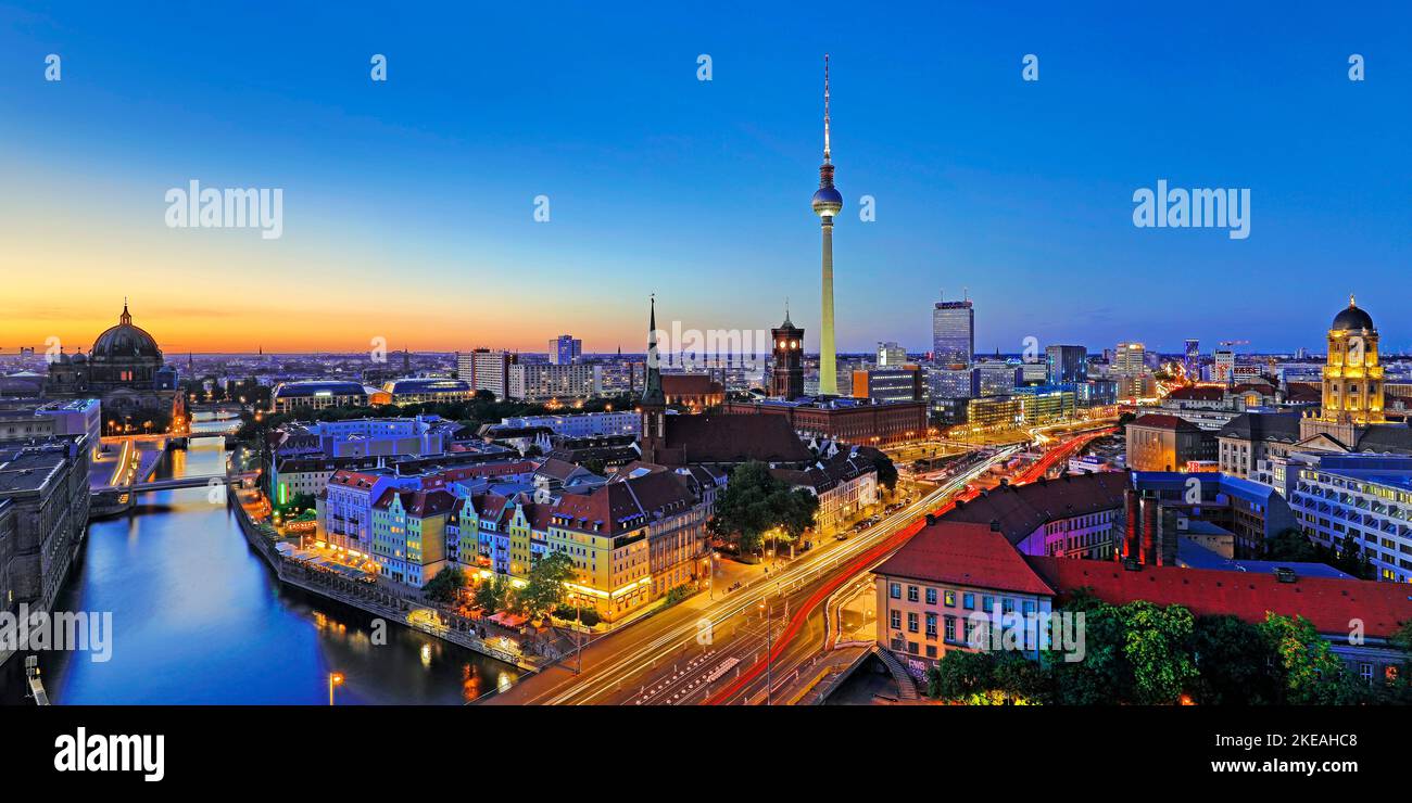 Stadtpanorama mit Spree, Kathedrale, Nikolai-Viertel, Rotes Rathaus, Fernsehturm und Altes Stadthaus am Abend, Berlin-Mitte, Deutschland, Stockfoto