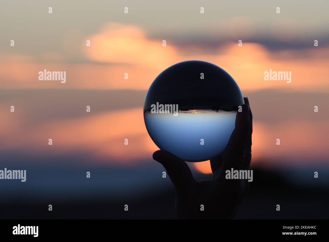 Sonnenuntergang in einer Glaskugel, Frankreich, Bretagne Stockfoto