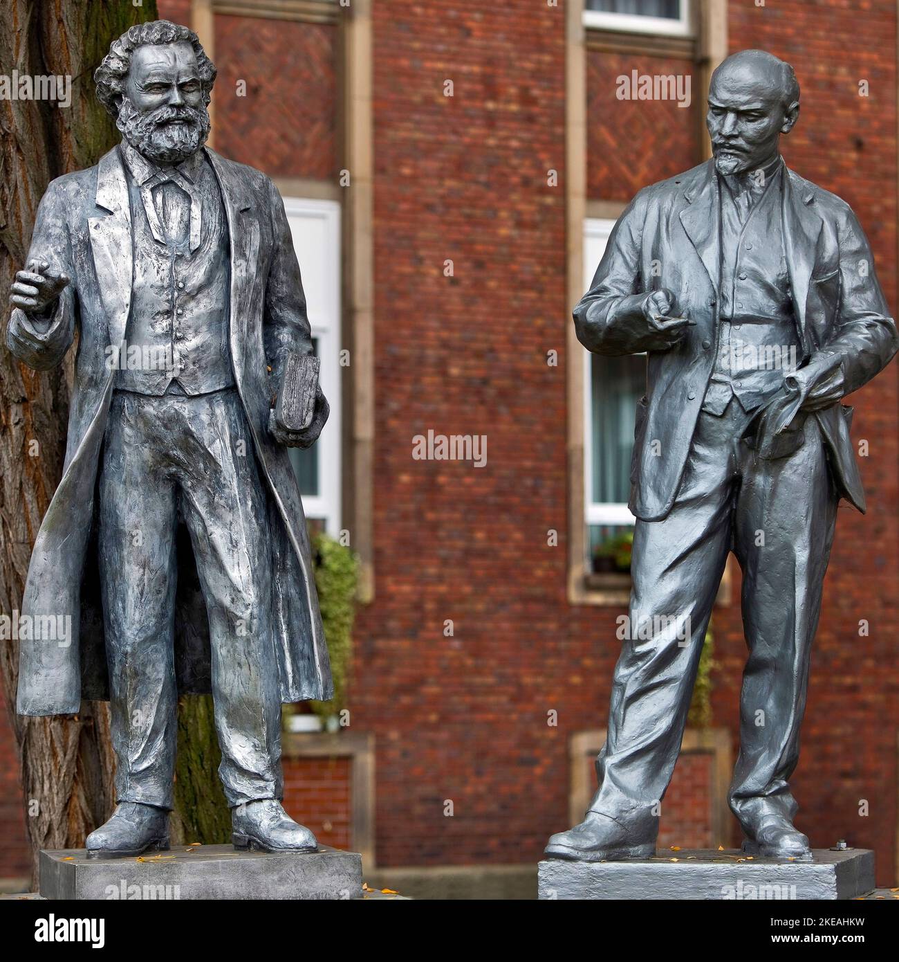 Statuen von Karl Marx und Wladimir Iljitsch Lenin vor dem Zentralkomitee des MLPD, Deutschland, Nordrhein-Westfalen, Ruhrgebiet, Stockfoto