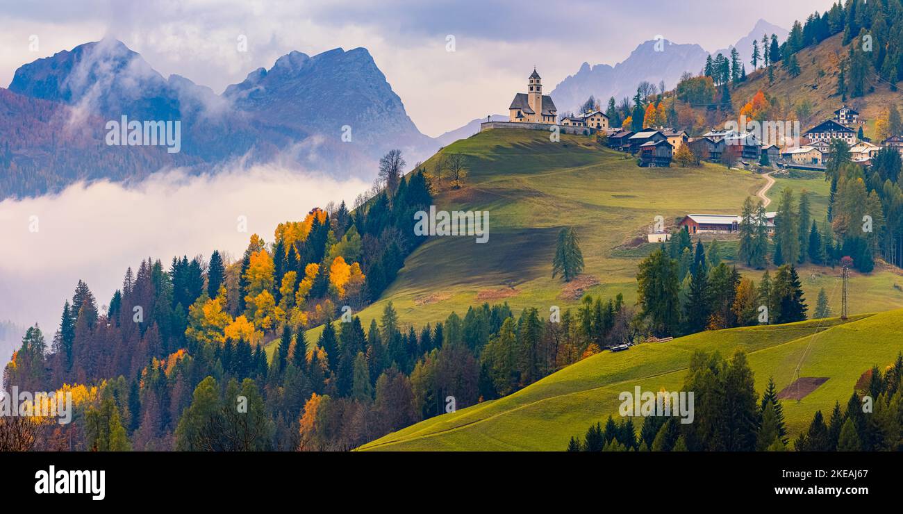 Ein breites 2:1 Panoramabild im Herbst mit Herbstfarben in Colle Santa Lucia, einem Dorf und einer Gemeinde in der italienischen Provinz Belluno, im Veneto r Stockfoto