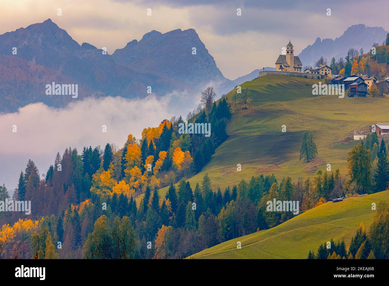 Autumn and autumn colors in Colle Santa Lucia, a village and comune in the Italian province of Belluno, in the Veneto region. The picturesque village Stockfoto