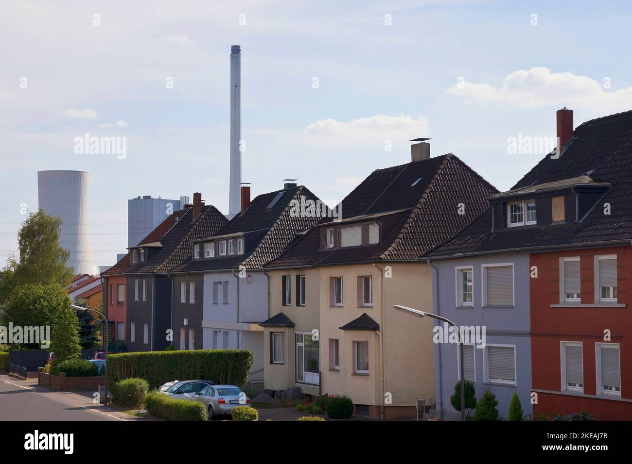 Wohngebäude vor dem Blockheizkraftwerk Herne, Deutschland, Nordrhein-Westfalen, Ruhrgebiet, Herne Stockfoto