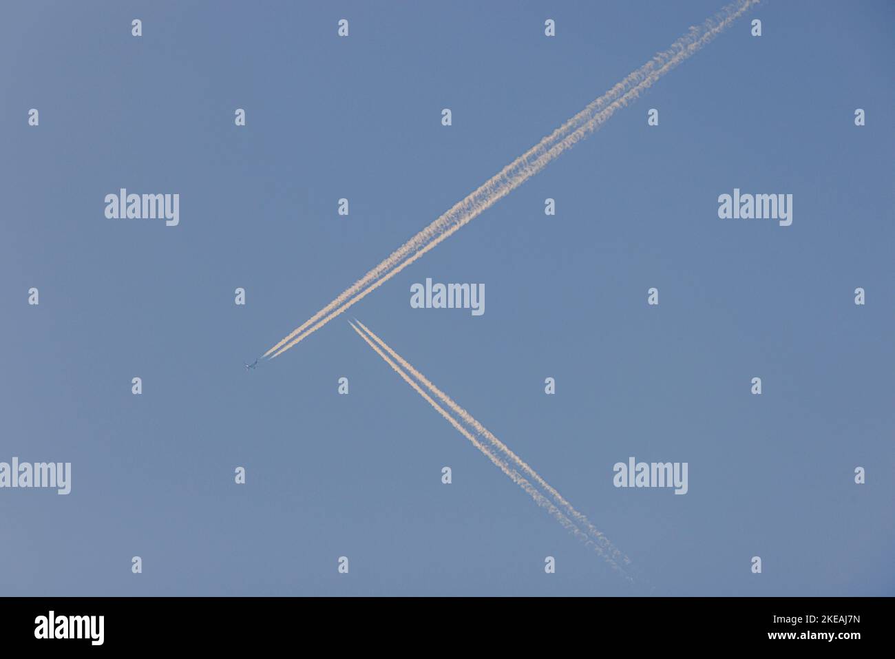 Flugverkehr, zwei Kondensstreifen, die am Himmel kreuzen, Deutschland, Bayern Stockfoto
