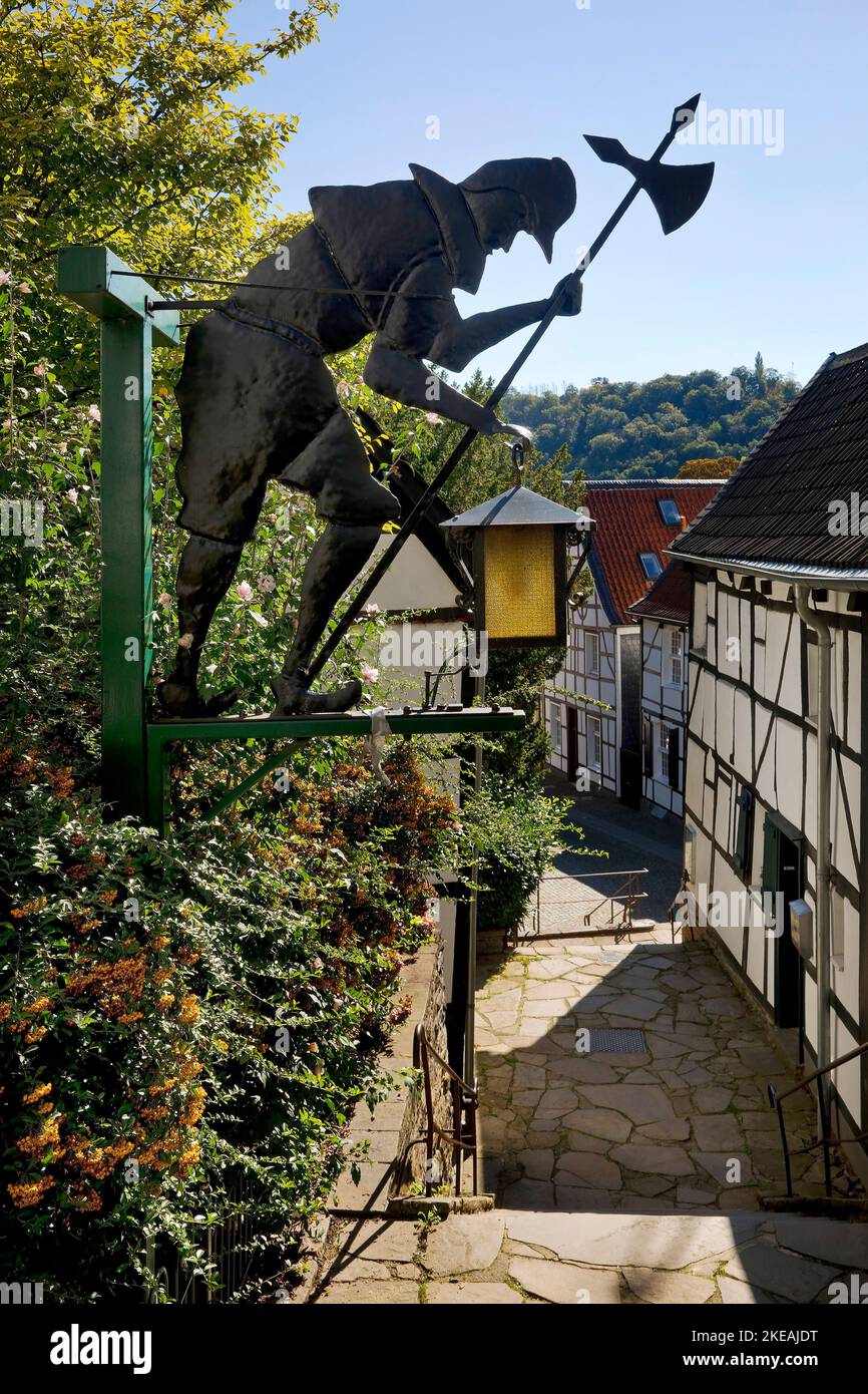 Fachwerkhäuser und Skulpturen-Nachtwächter auf der Kirchentreppe in Kettwig, historische Altstadt, Deutschland, Nordrhein-Westfalen, Ruhrgebiet, Stockfoto