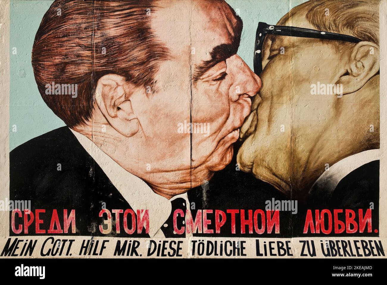 Brüderlicher Kuss zwischen Breschnew und Honecker, Wandbild auf einem Mauerrückstand, East Side Gallery, Deutschland, Berlin Stockfoto