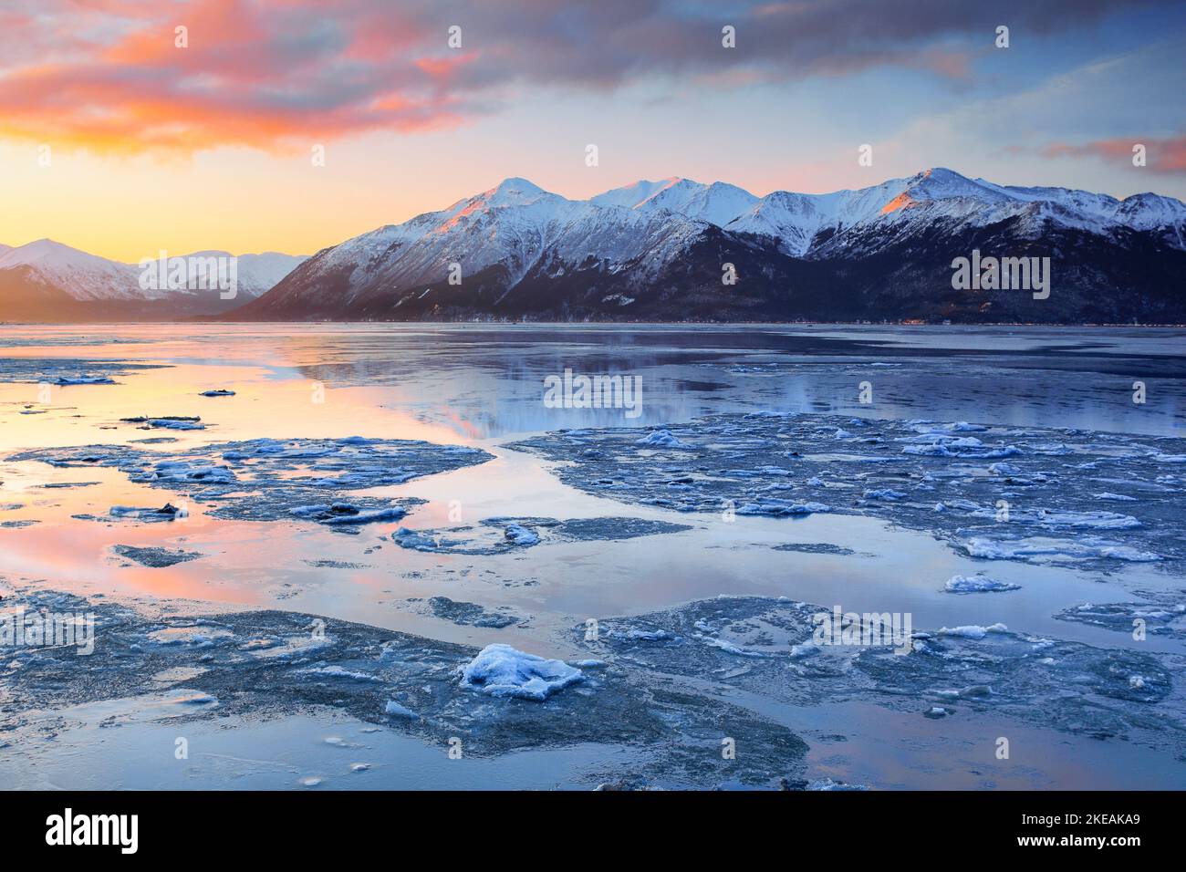 Morgenstimmung über gefrorene Kachemak Bay mit den Kenai Mountains im Hintergrund, USA, Alaska, Kenai Peninsula, Kachemak Bay Stockfoto