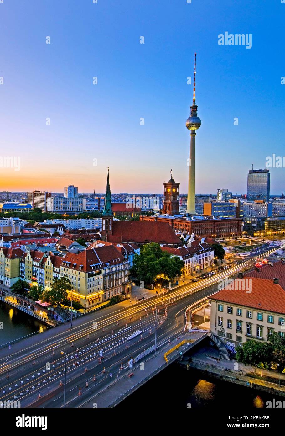 Stadtpanorama mit Spree, Nikolai, Rotes Rathaus, Fernsehturm und Altes Stadthaus am Abend, Berlin Mitte, Deutschland, Berlin Stockfoto