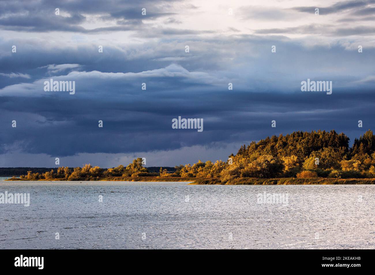 Dunkle Regenwolken über dem Chiemsee, Deutschland, Bayern, dem Chiemsee Stockfoto
