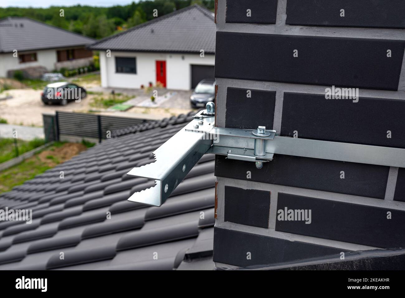 Kaminhalter für die Montage einer Satellitenschüssel am Kamin, Nahaufnahme. Stockfoto