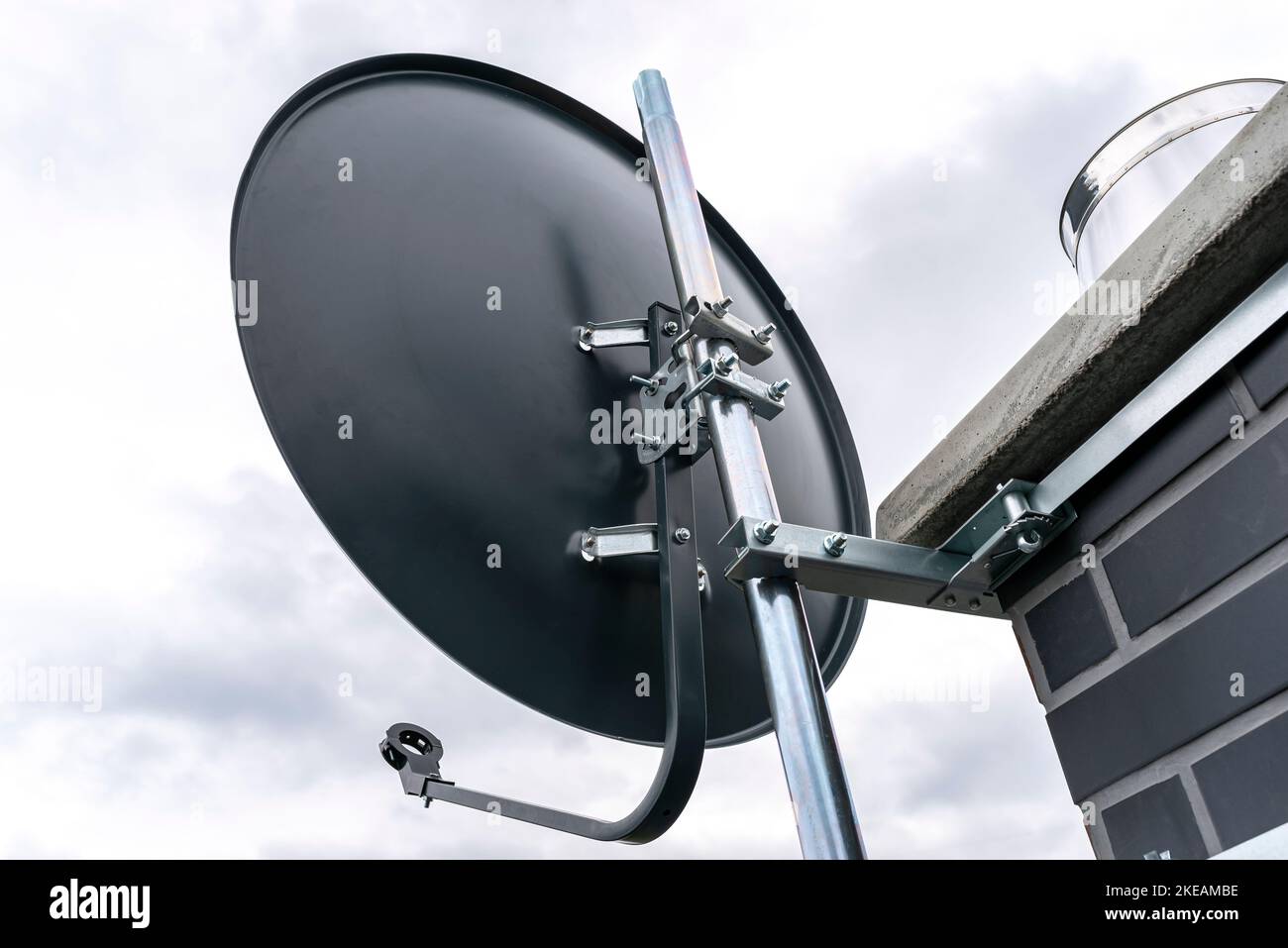 Kaminhalter für die Montage einer Satellitenschüssel am Kamin, Nahaufnahme. Stockfoto