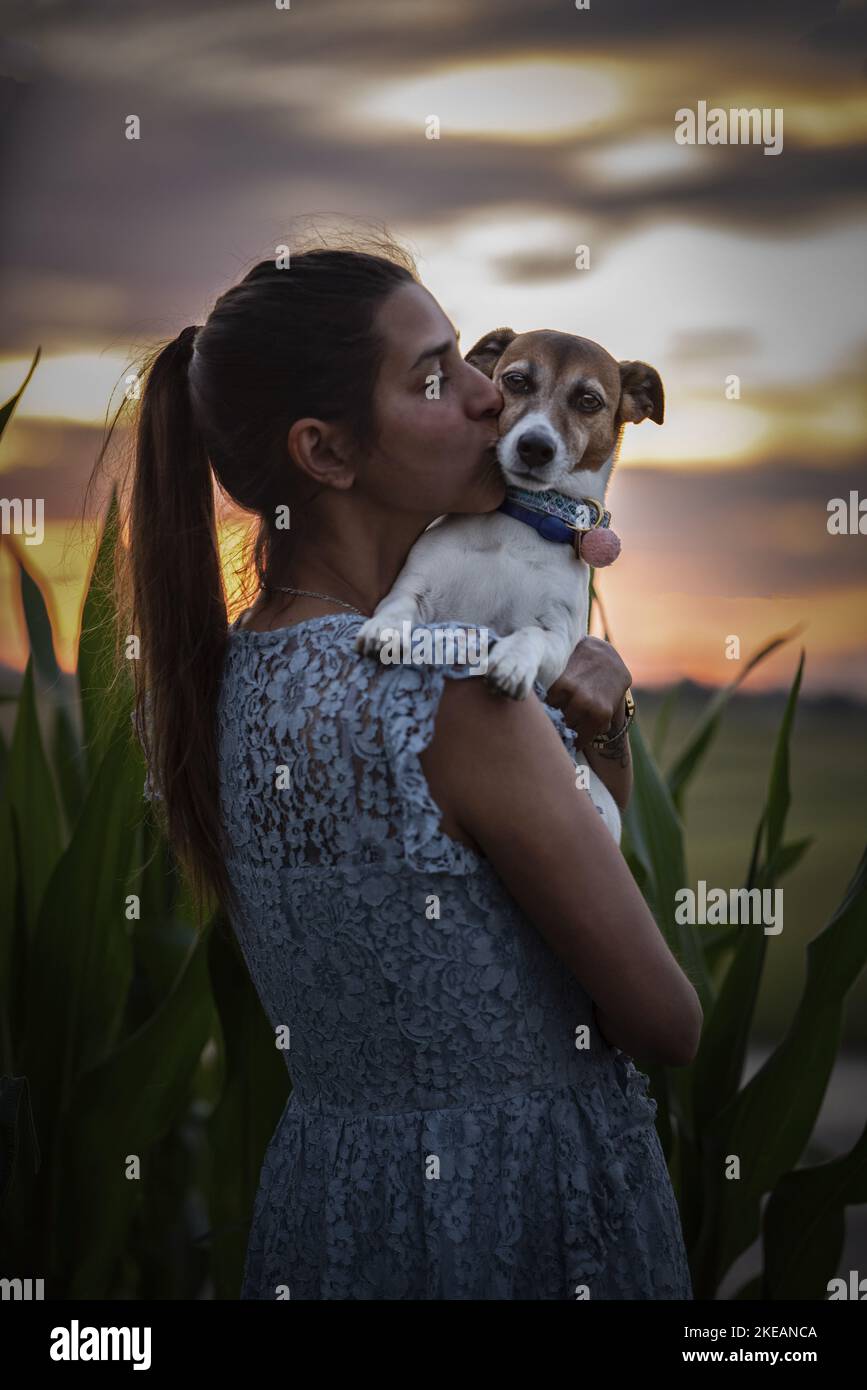 Frau mit Jack Russell Terrier Stockfoto