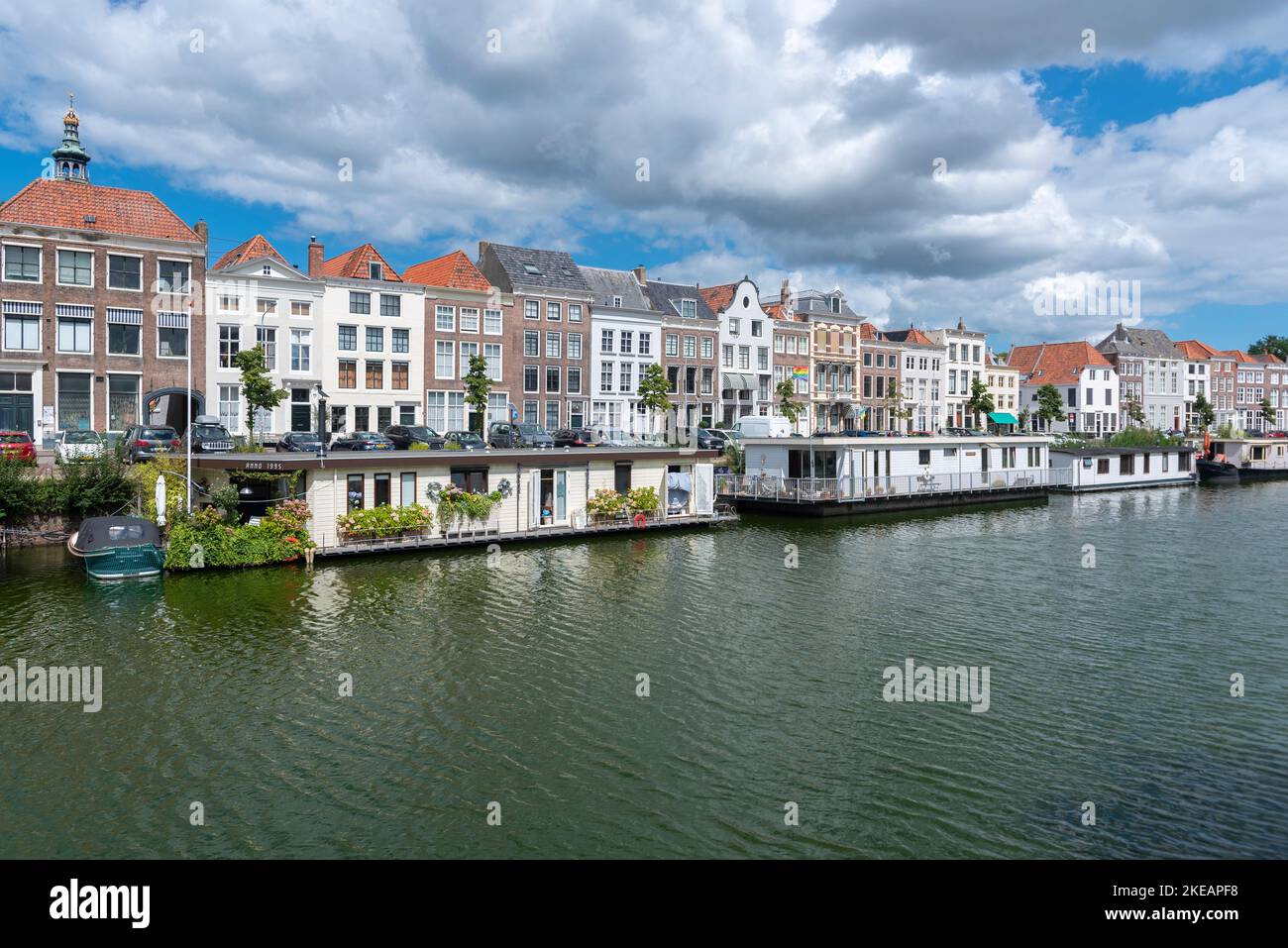 Stadtbild mit Hausbooten in Londensekaai, Middelburg, Zeeland, Niederlande, Europa Stockfoto