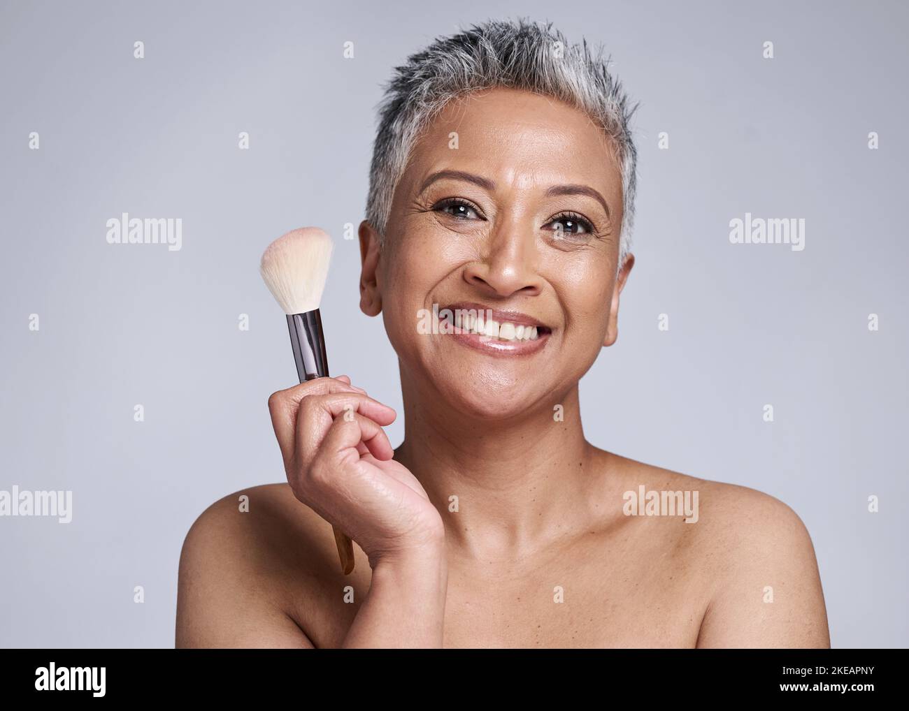 Schönheit, Make-up und Pinsel mit älteren Frau für Wellness-, Produkt-und Salon-Kosmetik. Foundation, Selbstversorgung und Luxus mit Lächeln Porträt von Gesicht Stockfoto