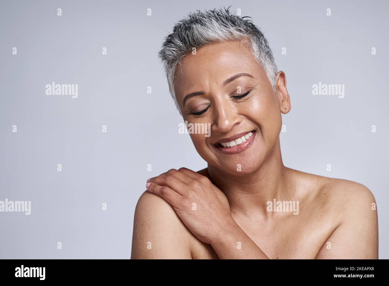 Hautpflege, Gesicht und ältere Frau mit geschlossenen Augen im Studio auf einem grauen Hintergrund Mockup. Make-up, Ästhetik und Kosmetik von reifen weiblichen Modell Stockfoto