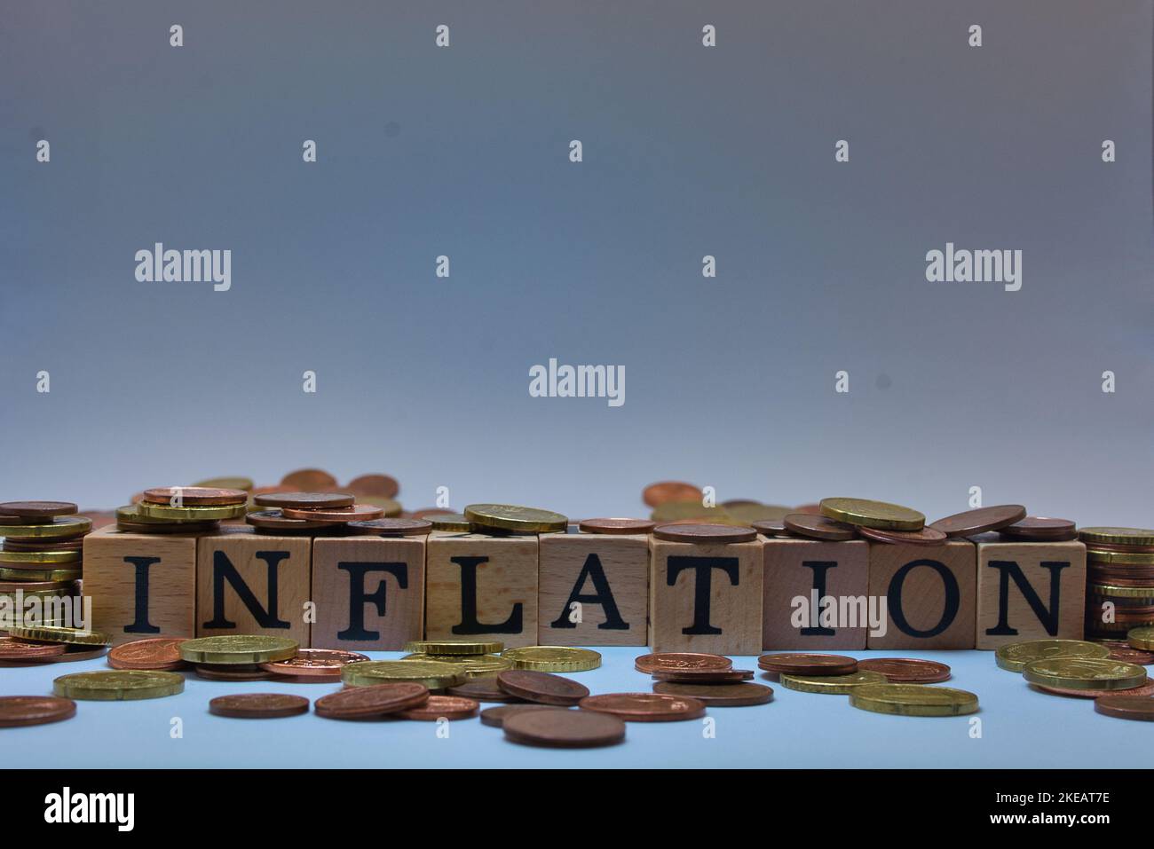 Inflation with Wuerfel tellt and umrahmt von Kleingeld Stockfoto