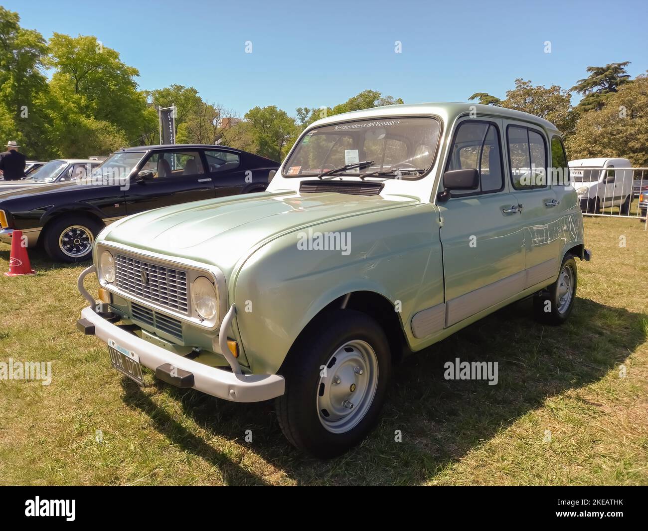 Alter populärer 1985 Renault 4 GTL kurzer Kombi. Klassisches Economy-Auto auf dem Land. Natur, Gras, Bäume. Autoclasica 2022. Stockfoto