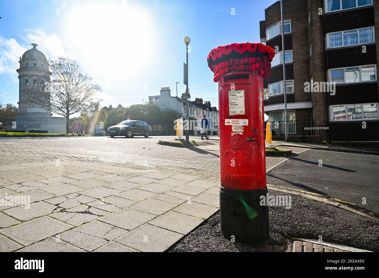 Brighton UK 11.. November 2022 - Am Waffenstillstandstag in Großbritannien Ist Eine gestrickte Mohnhülle (Yarn Bombing) auf dem Postkarton im Queens Park in Brighton erschienen. Der Waffenstillstand, eine Vereinbarung zur Beendigung der Kämpfe des Ersten Weltkriegs als Auftakt zu Friedensverhandlungen, begann am 11. November 1918 um 11am Uhr : Credit Simon Dack / Alamy Live News Stockfoto