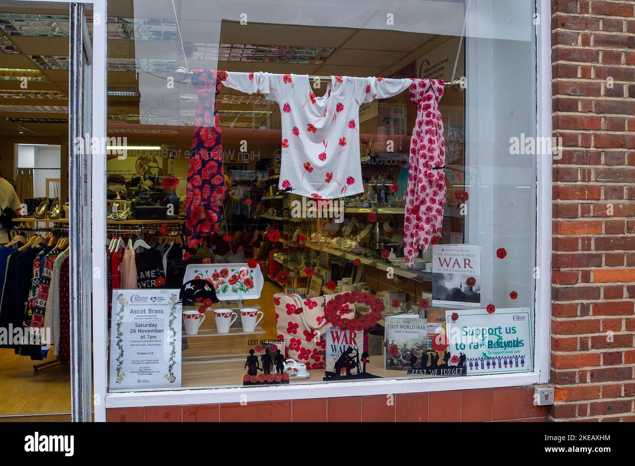 Chalfont St Peter, Buckinghamshire, Großbritannien. 11.. November 2022. Mohnblumen, damit wir nicht vergessen, Fahnen und bunte Erinnerungsfenster im Dorf Chalfont St. Peter. Quelle: Maureen McLean/Alamy Live News Stockfoto