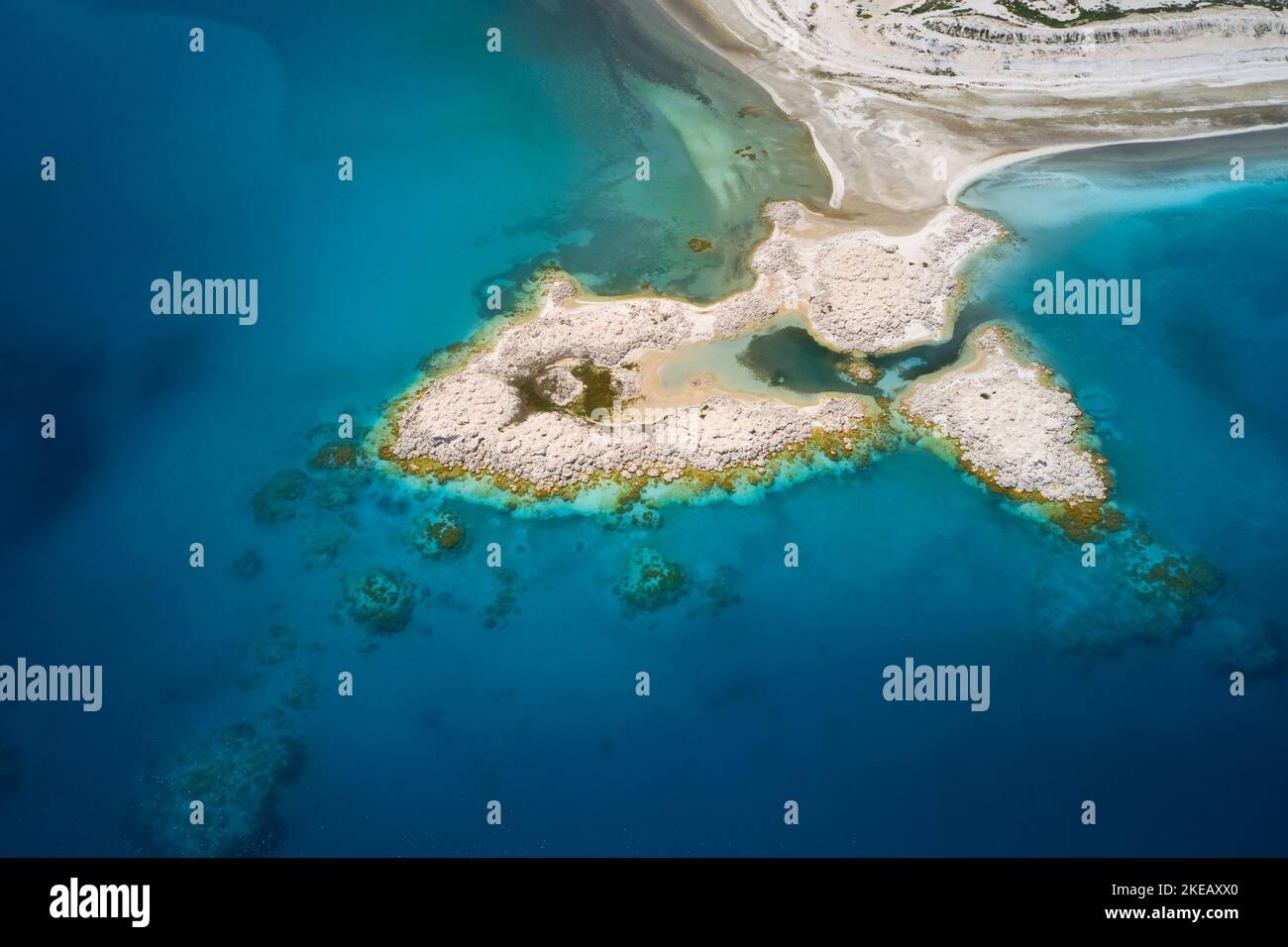 Blue Salda See. Luftaufnahme der wunderschönen weißen Sand-Halbinsel Küste Stockfoto