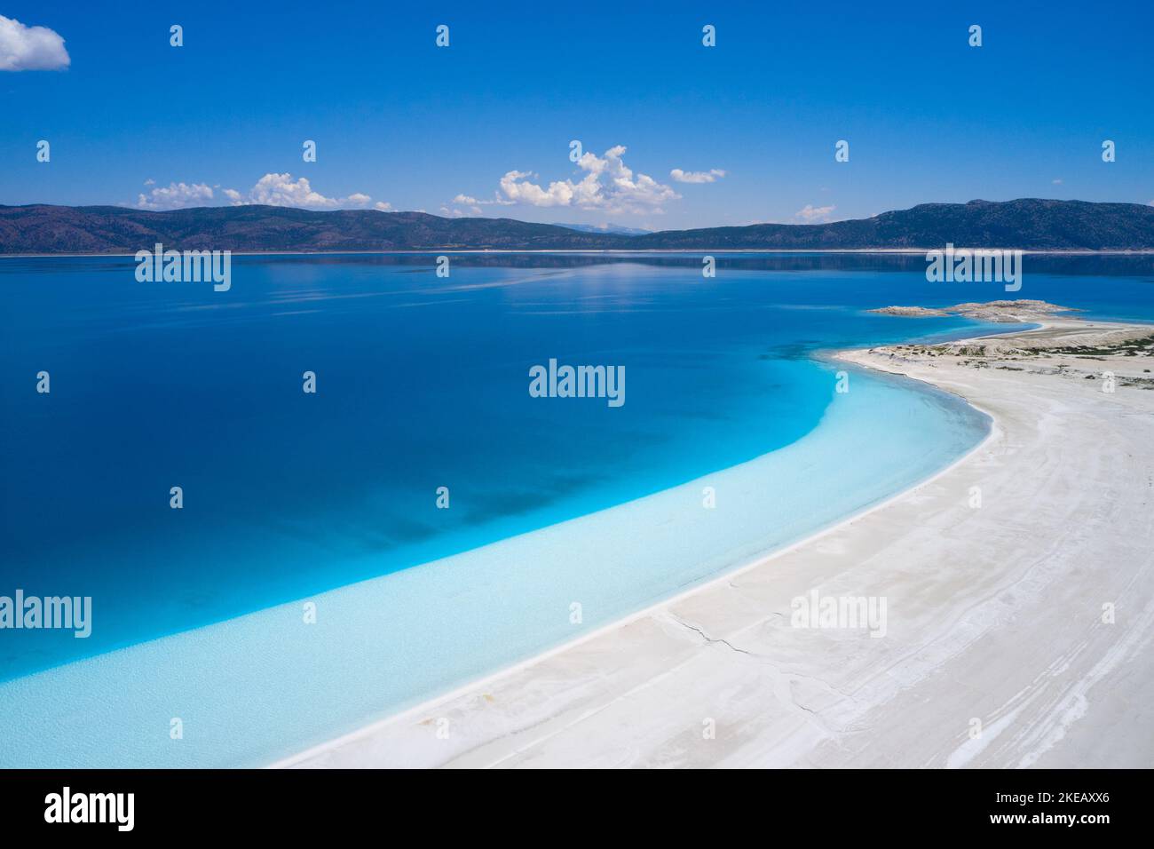 Blue Salda See. Luftaufnahme des wunderschönen weißen Sandstrandes und der unwirklichen blauen Küste Stockfoto