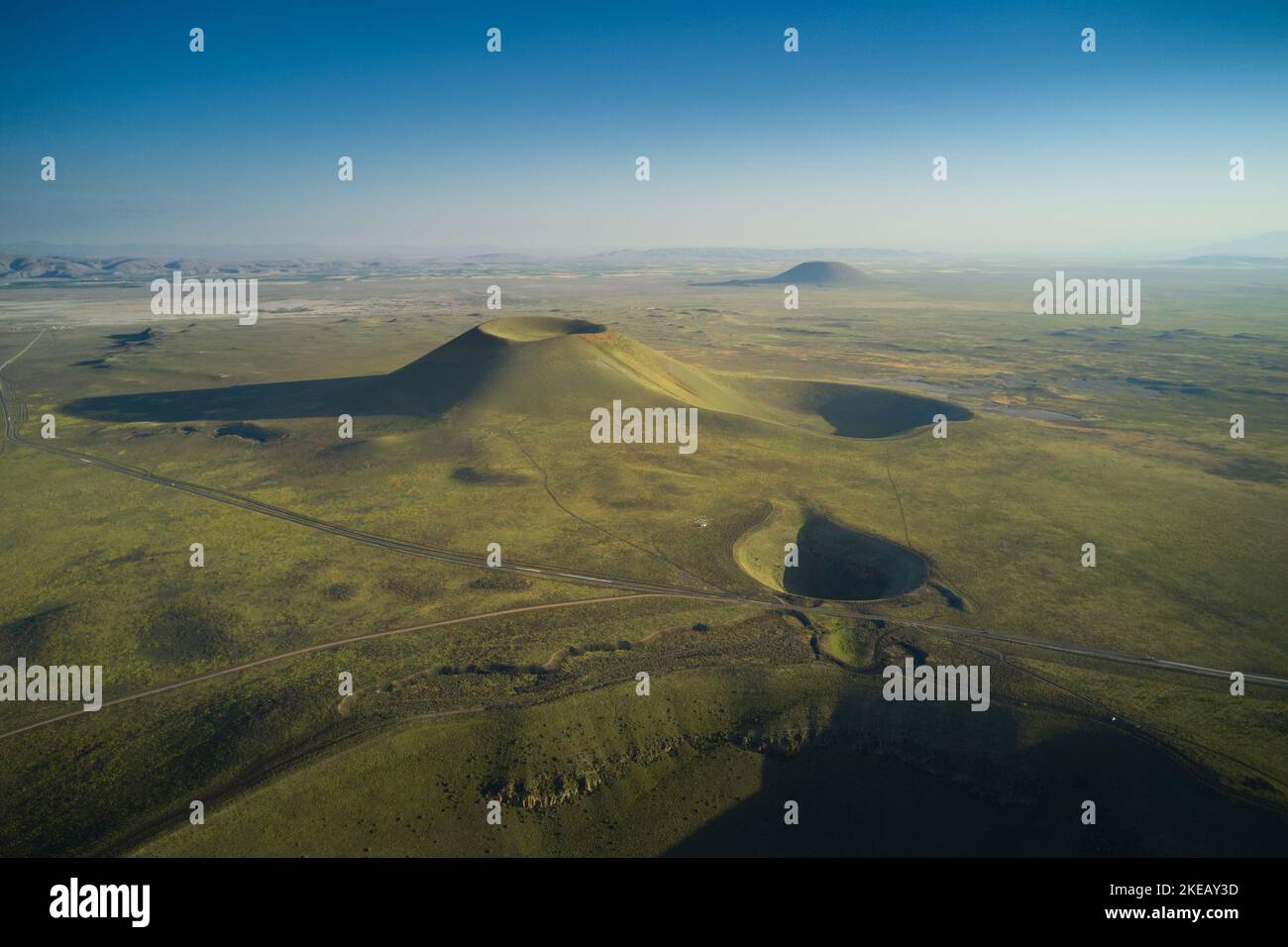 Luftlandschaft des Vulkankrater in der Türkei. Atemberaubender Blick auf das grüne Tal mit Bergen und Krater-See Stockfoto