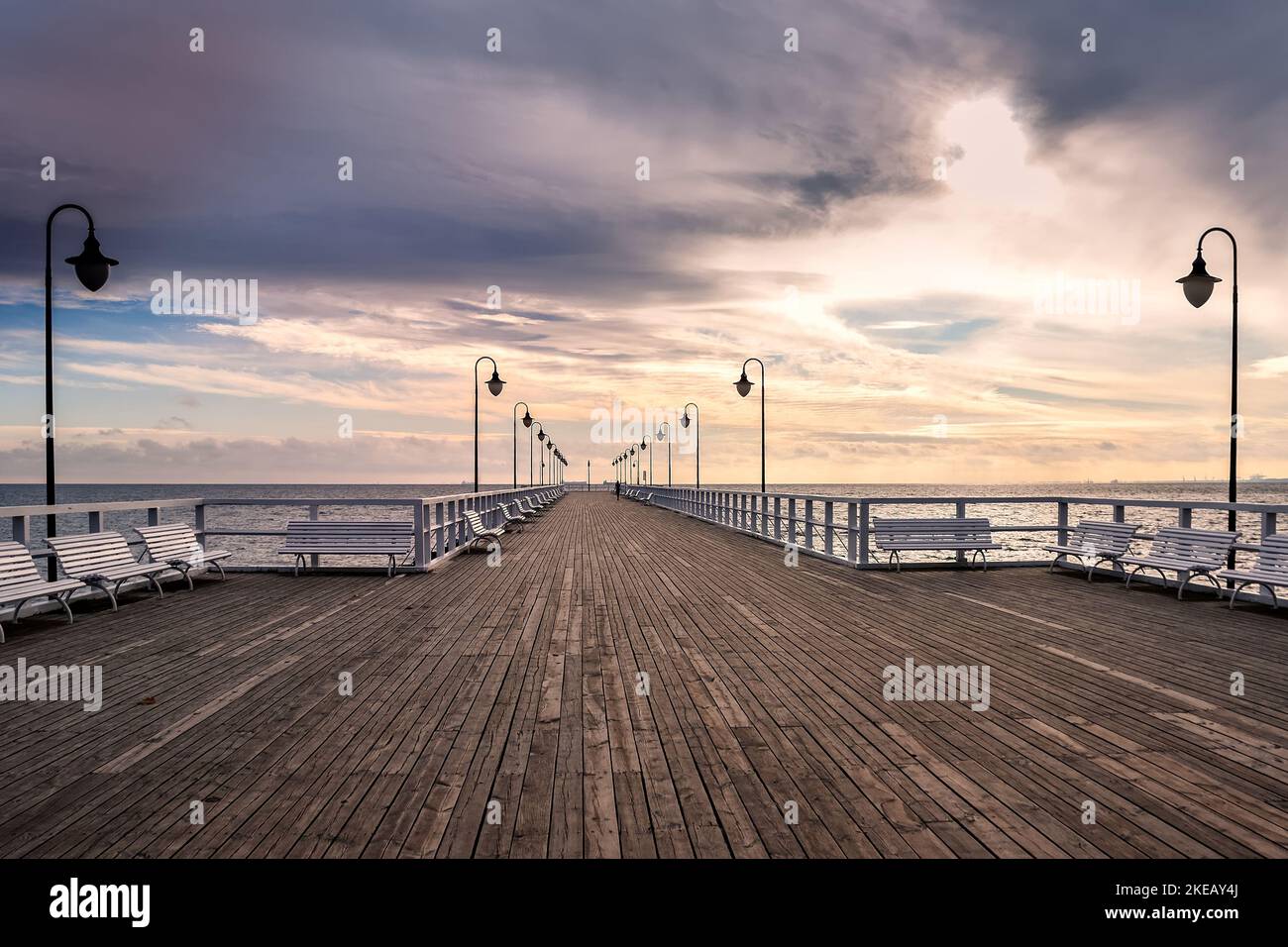 Wunderschöne Landschaft am Morgen am Meer. Hölzerne beliebte Pier am Morgen in Gdynia, Polen. Stockfoto