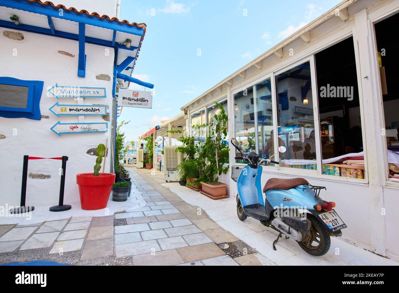 Bodrum, Türkei - 12.05.2022. Schmale gemütliche Straße von Bodrum Stadt in der Türkei. Weißes und blaues Straßencafé und Restaurant Stockfoto