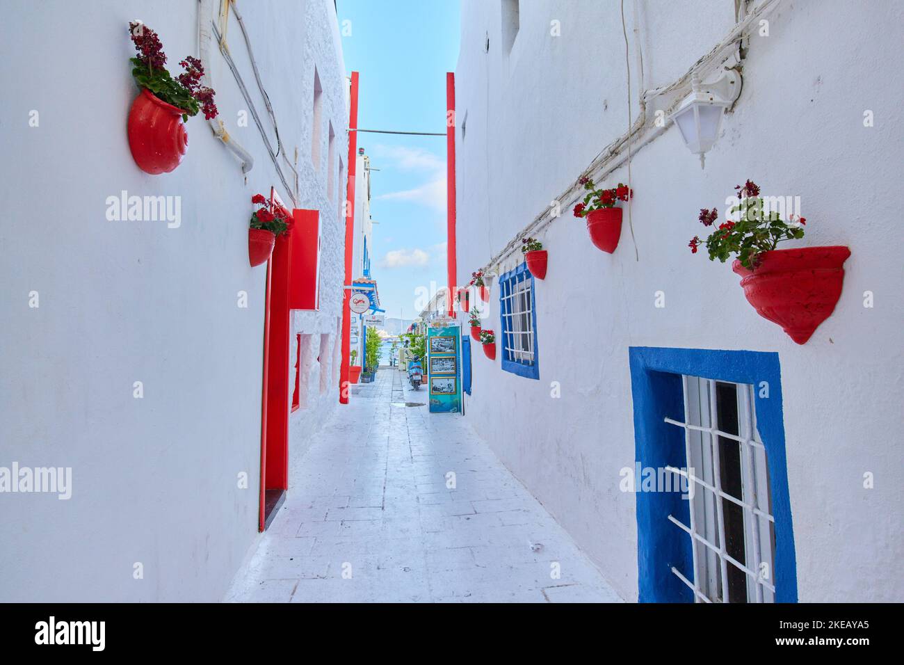 Bodrum, Türkei - 12.05.2022. Schmale gemütliche Straße von Bodrum Stadt in der Türkei. Weiße und blaue Straße der Altstadt Stockfoto