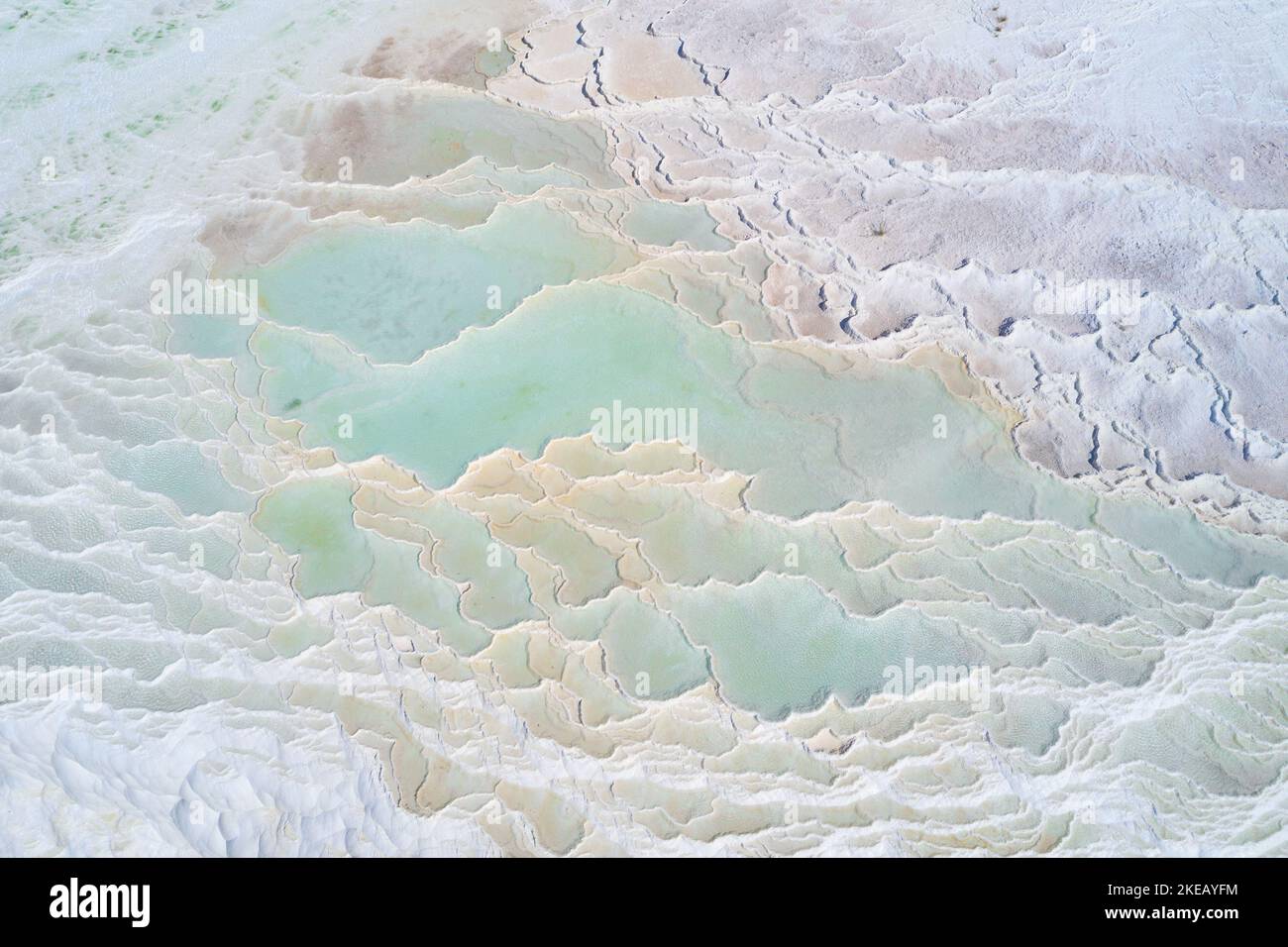 Türkisfarbenes Wasser aus Thermalquellen in den weißen natürlichen Pools. Pamukkale Travertin Luftlandschaft Stockfoto