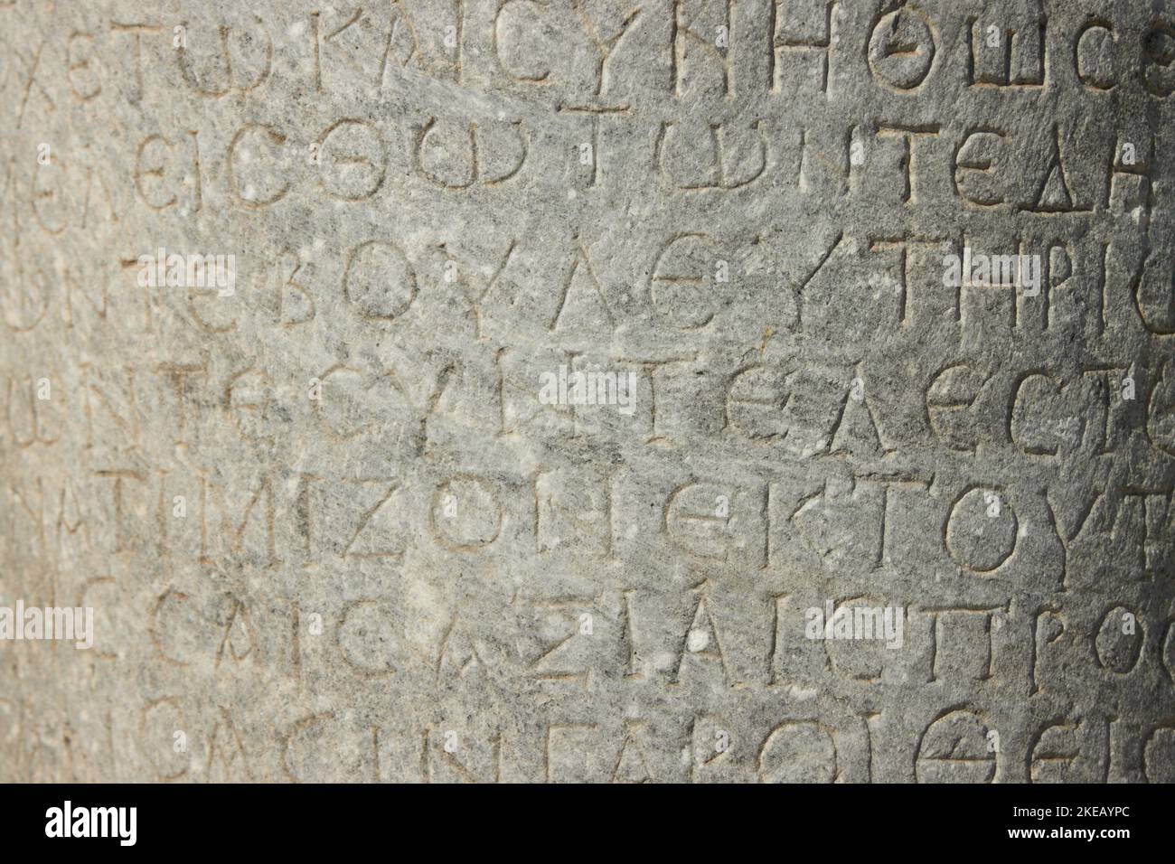 Die antike Inschrift befindet sich auf der antiken Säule oder der Wand. altgriechische Sprache Stockfoto
